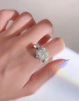 Regal Bloom: Anillo de moissanita con corte Asscher y cenizas