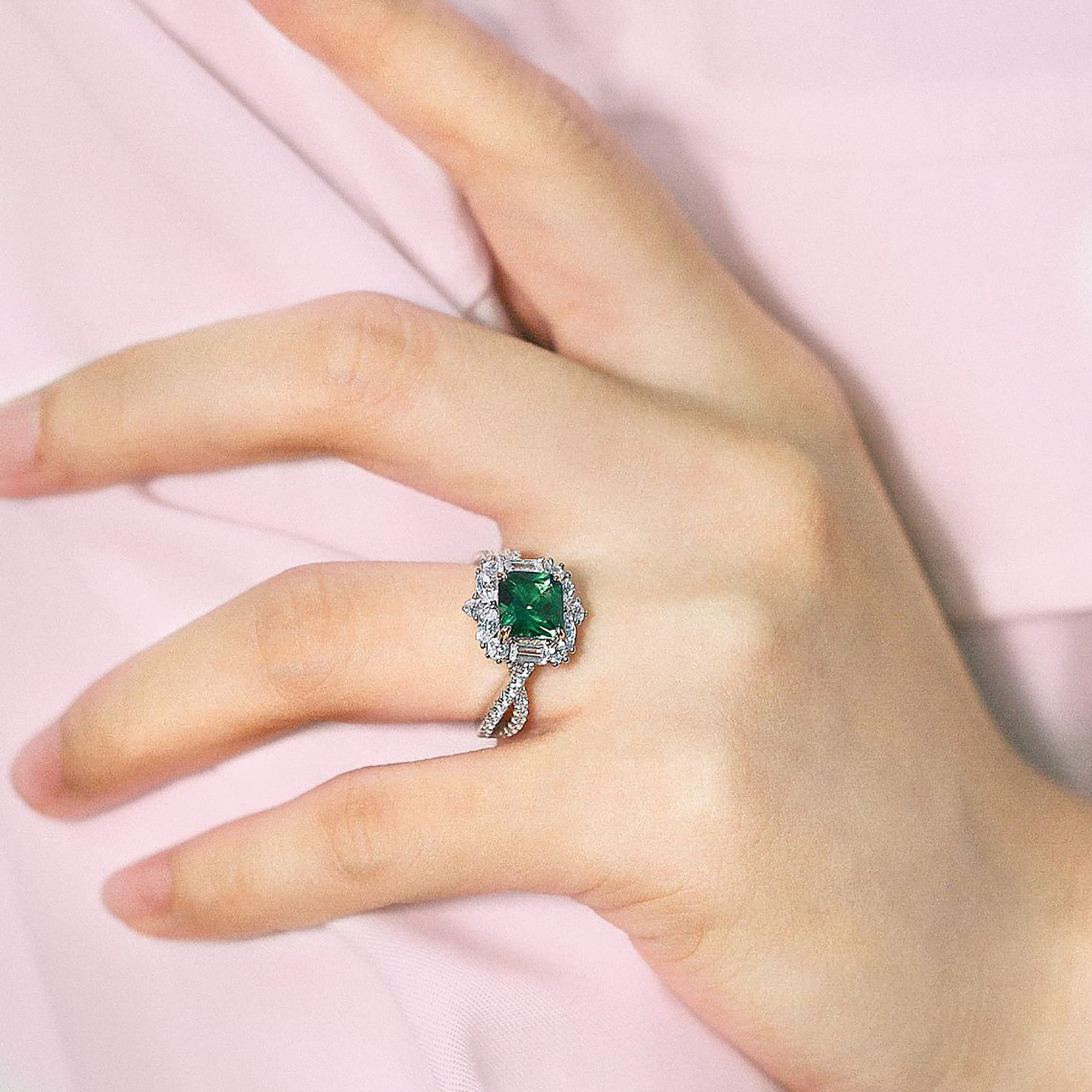 Regal Bloom Moissanite Ashes Ring – A Timeless Tribute