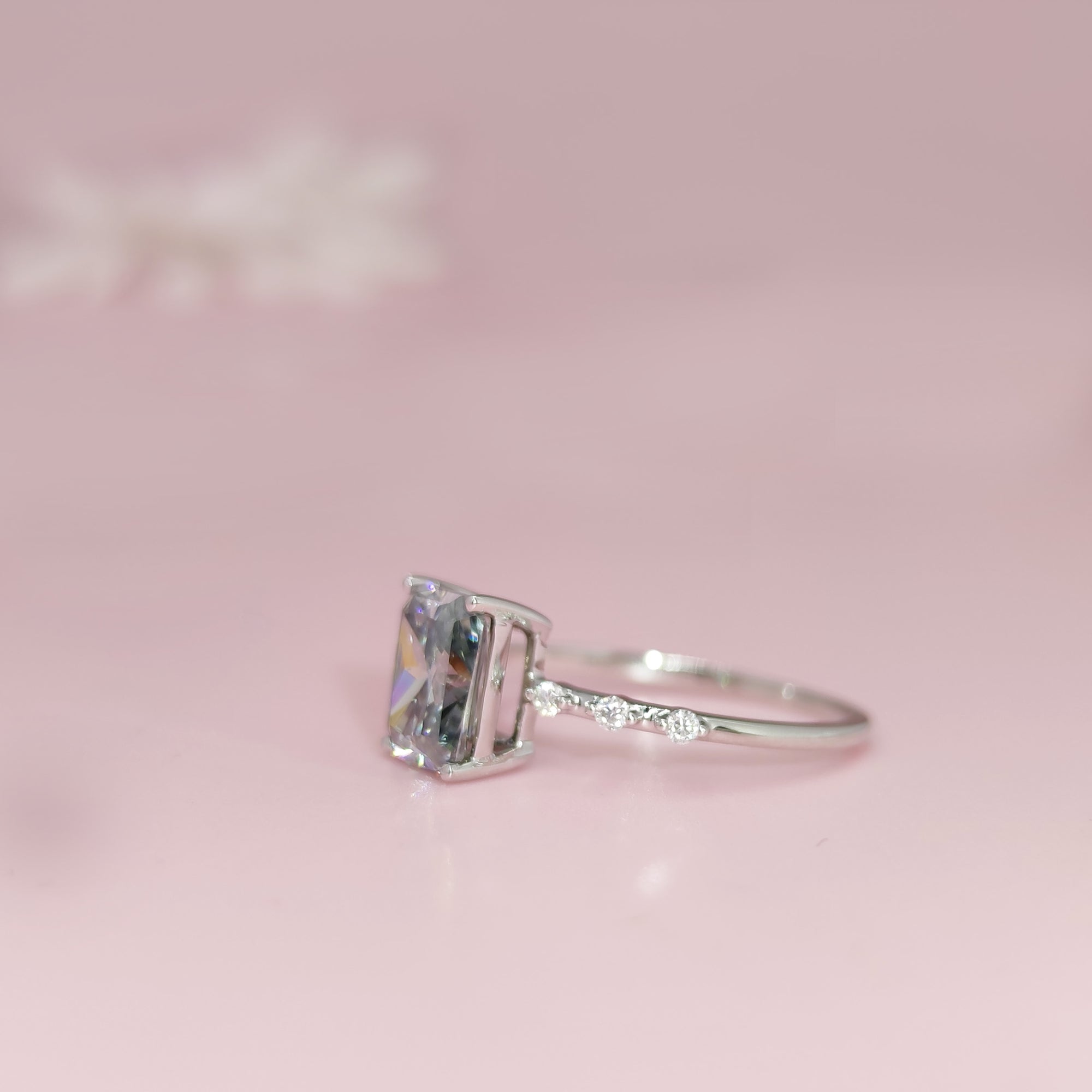 Elegant Moissanite Ashes Ring - Perfect Gift of Remembrance