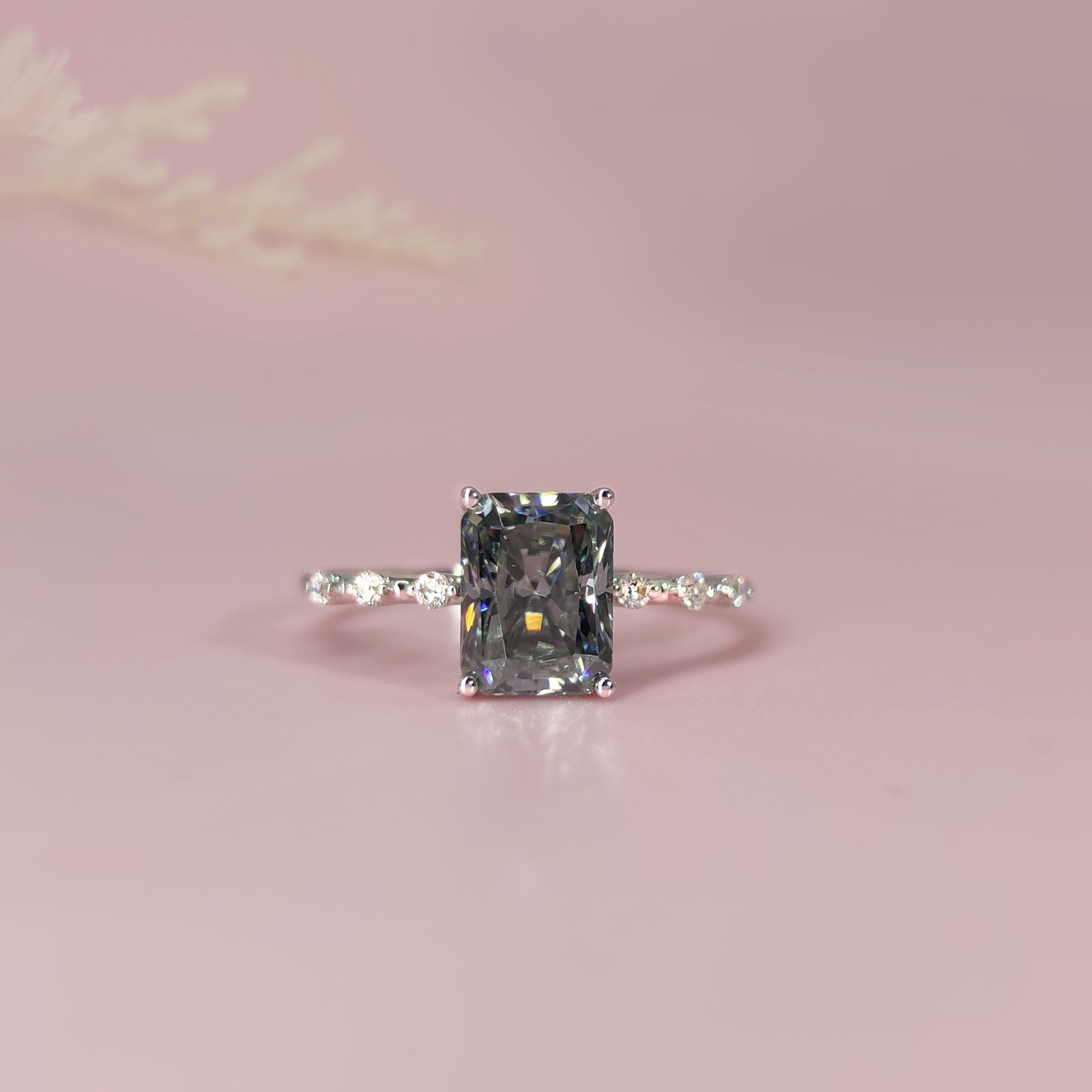 Elegant Moissanite Ashes Ring - Perfect Gift of Remembrance