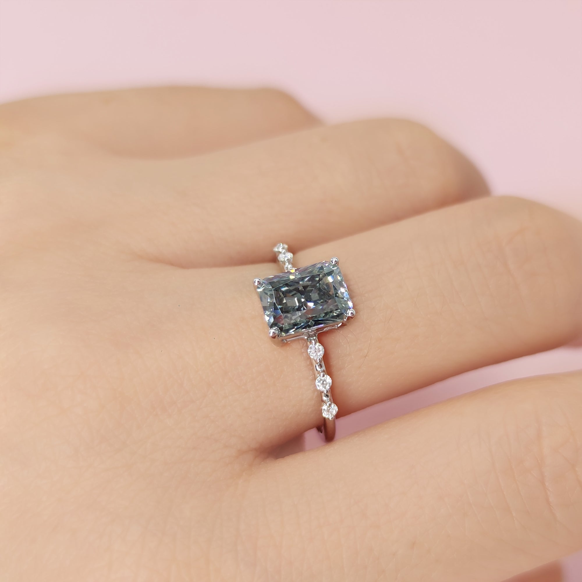 Elegant Moissanite Ashes Ring - Perfect Gift of Remembrance