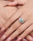 Aurora Mística: Anillo de cenizas de moissanita con corte cojín