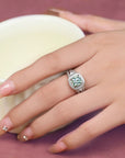 Aurora Mística: Anillo de cenizas de moissanita con corte cojín