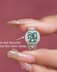 Aurora Mística: Anillo de cenizas de moissanita con corte cojín