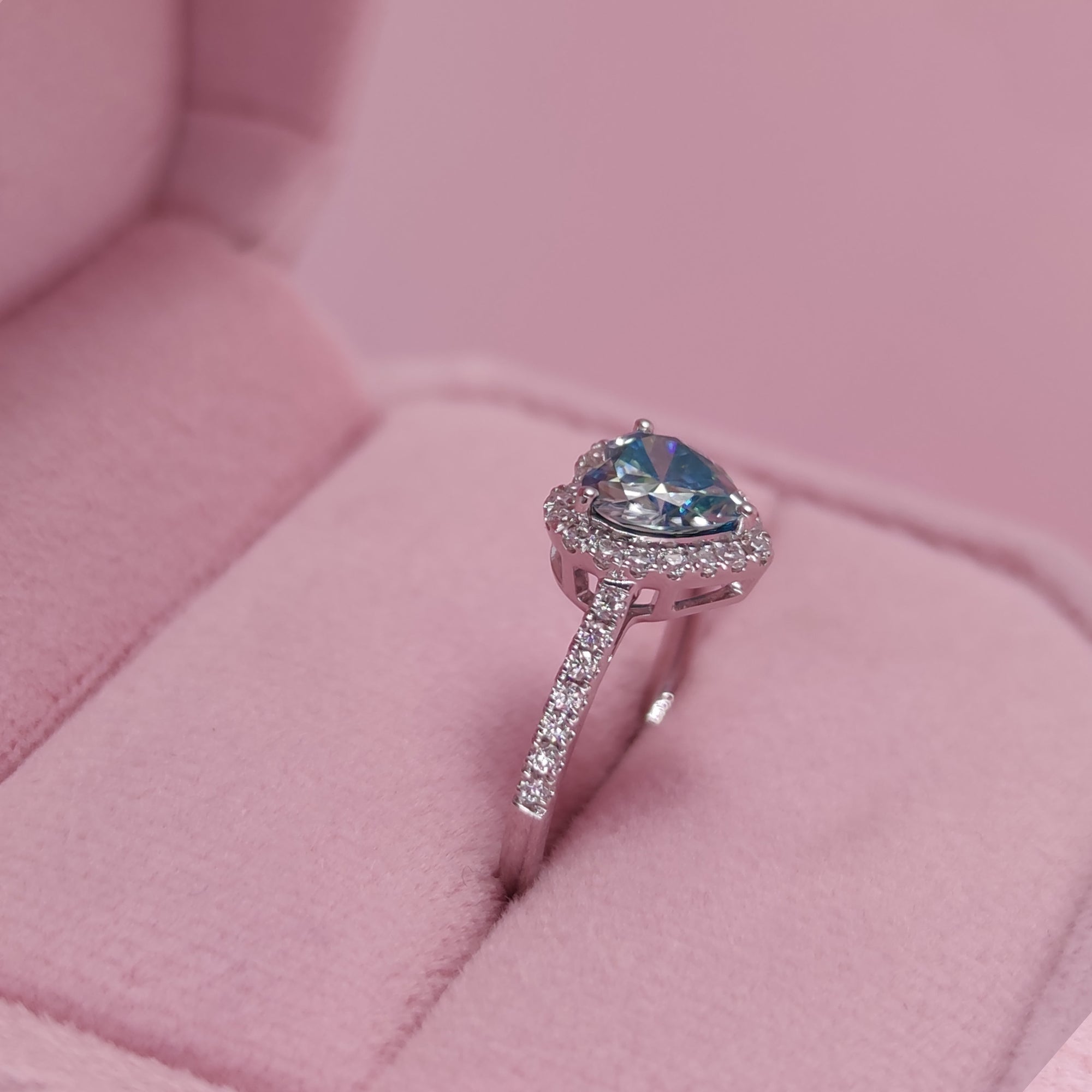 Promise Bloom: Herzförmiger Moissanit-Aschering