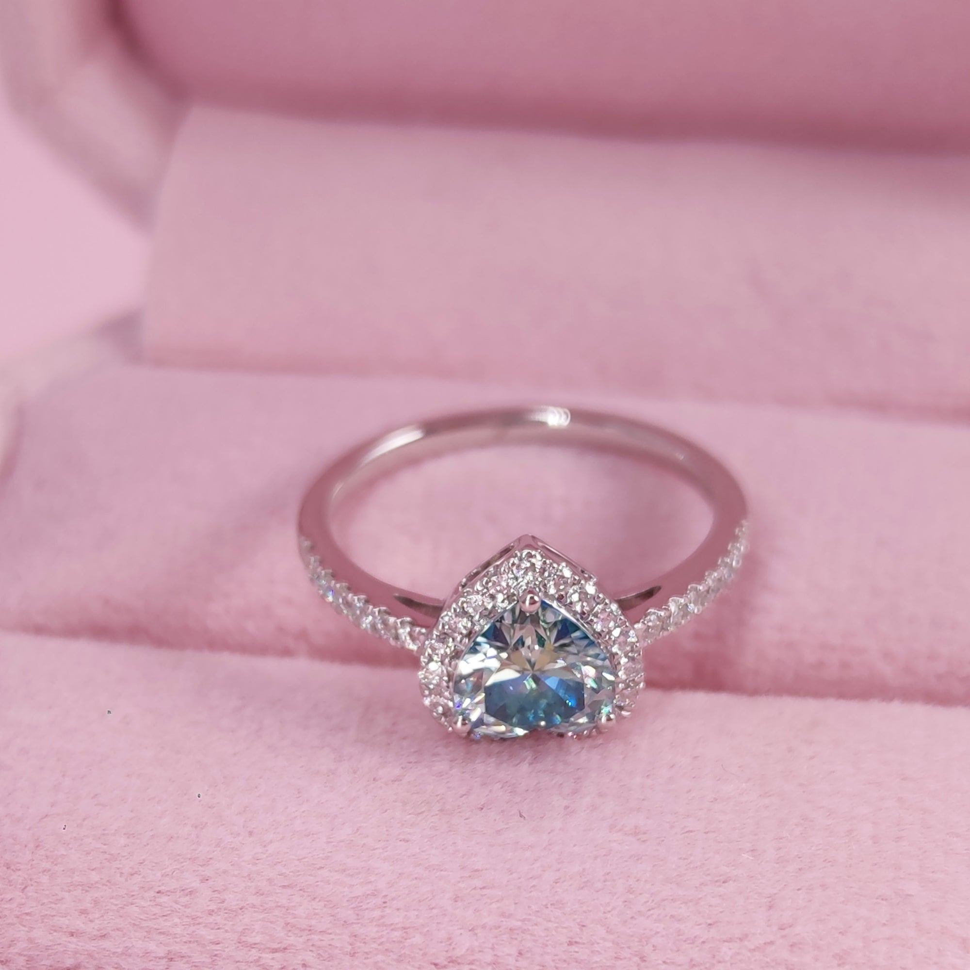 Promise Bloom: Herzförmiger Moissanit-Aschering