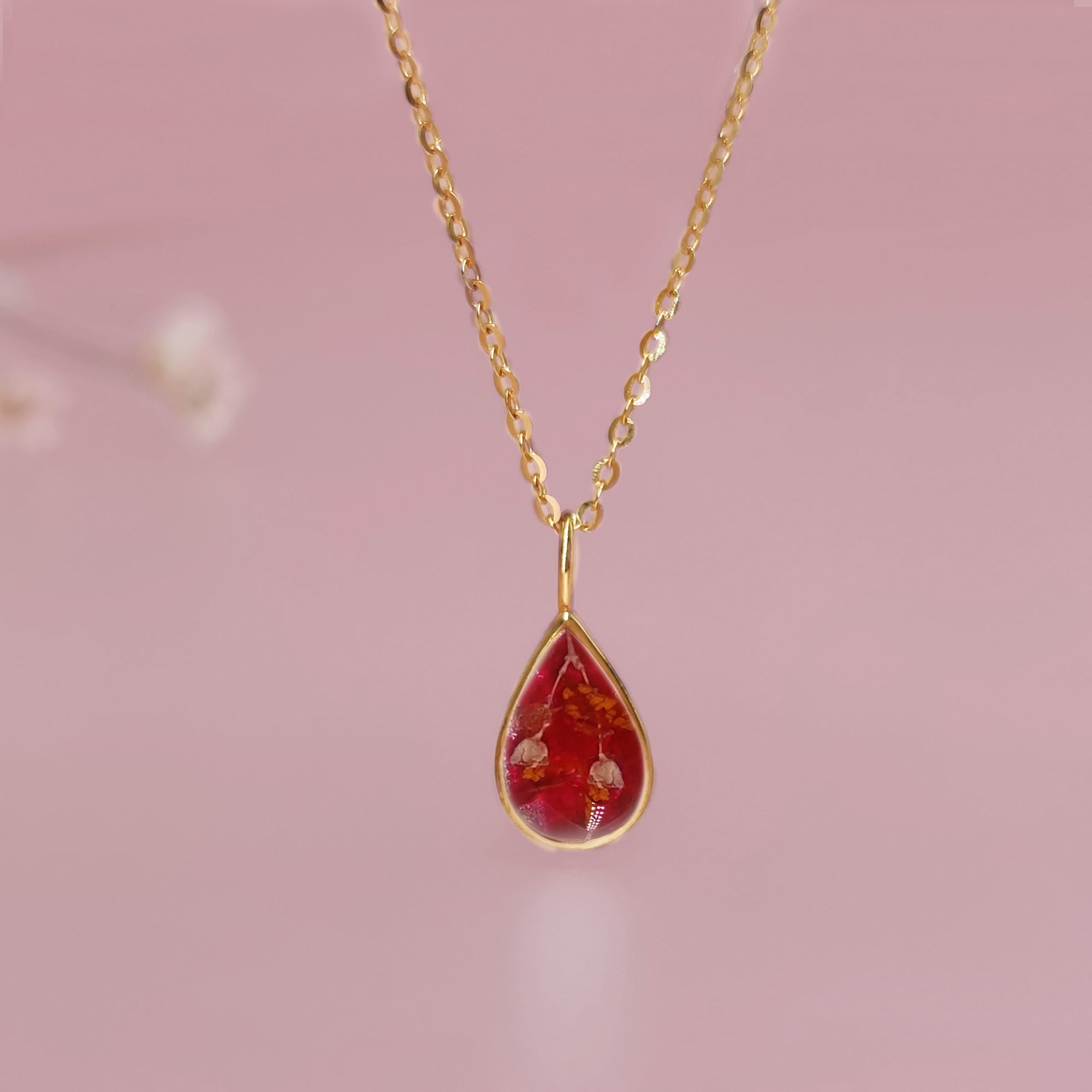 Capture Love with a Classic Teardrop Flower Necklace