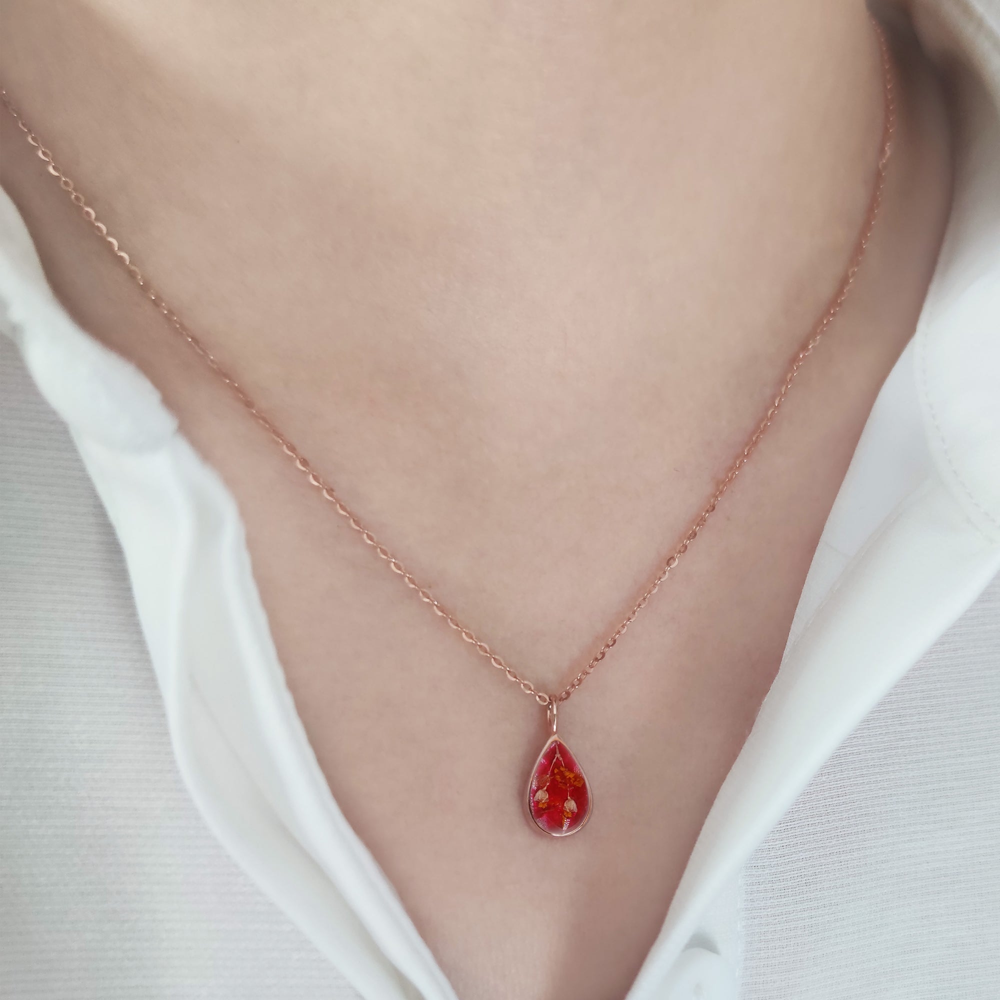 Capture Love with a Classic Teardrop Flower Necklace
