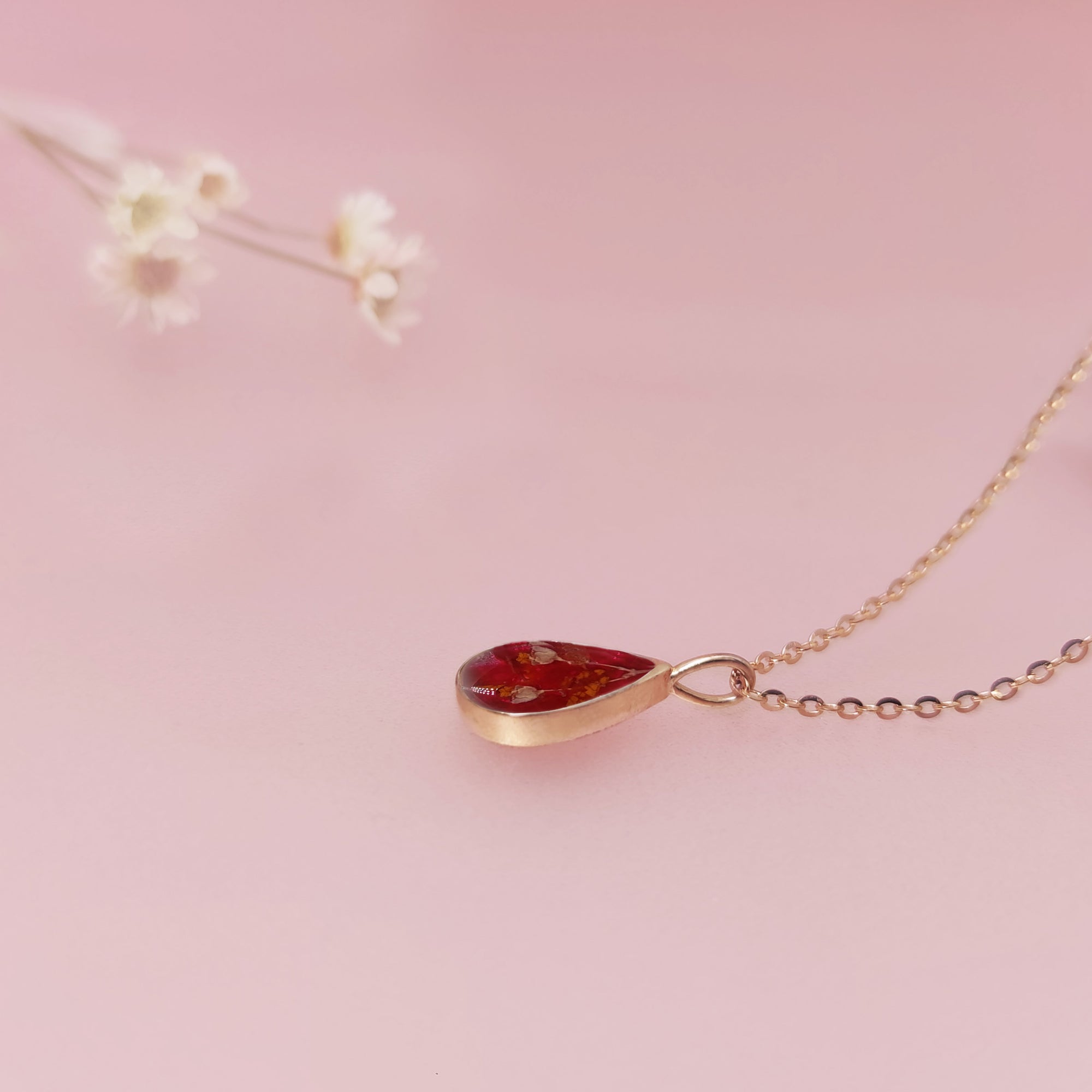 Capture Love with a Classic Teardrop Flower Necklace