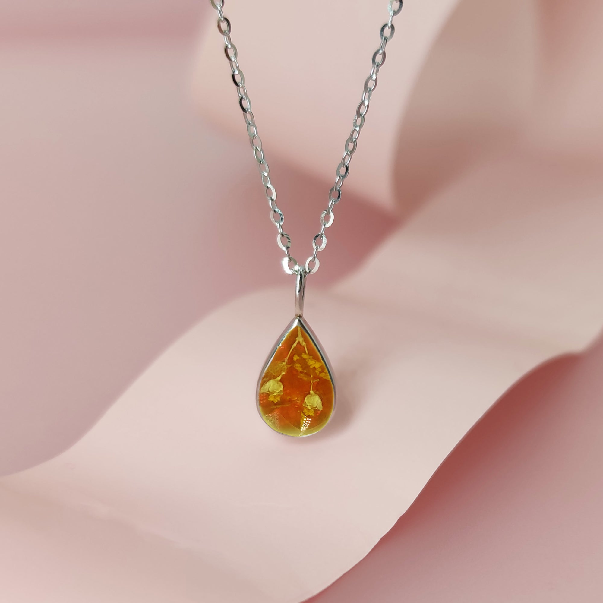 Capture Love with a Classic Teardrop Flower Necklace