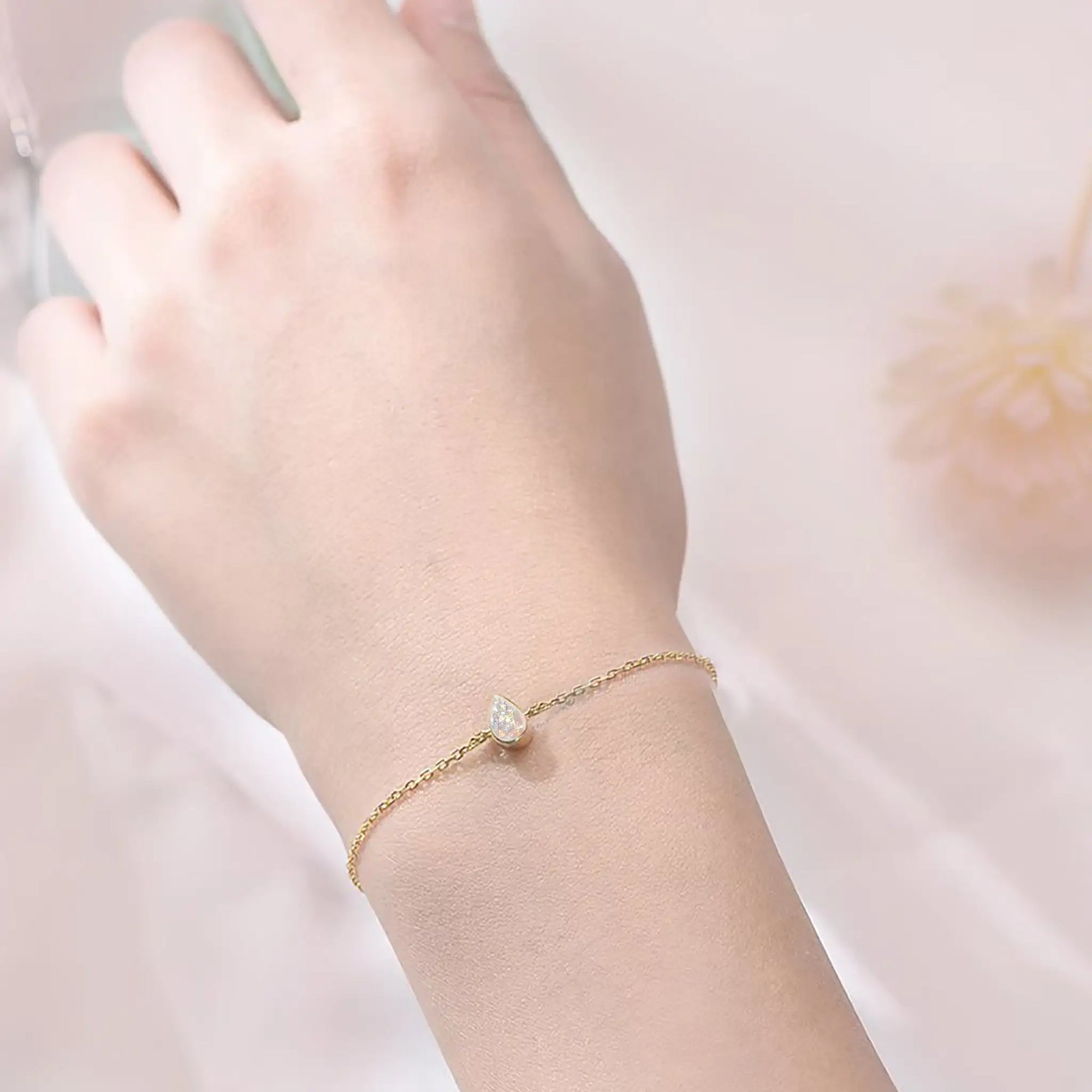 Soft Glow Gold Bracelet: A Symbol of Eternal Love