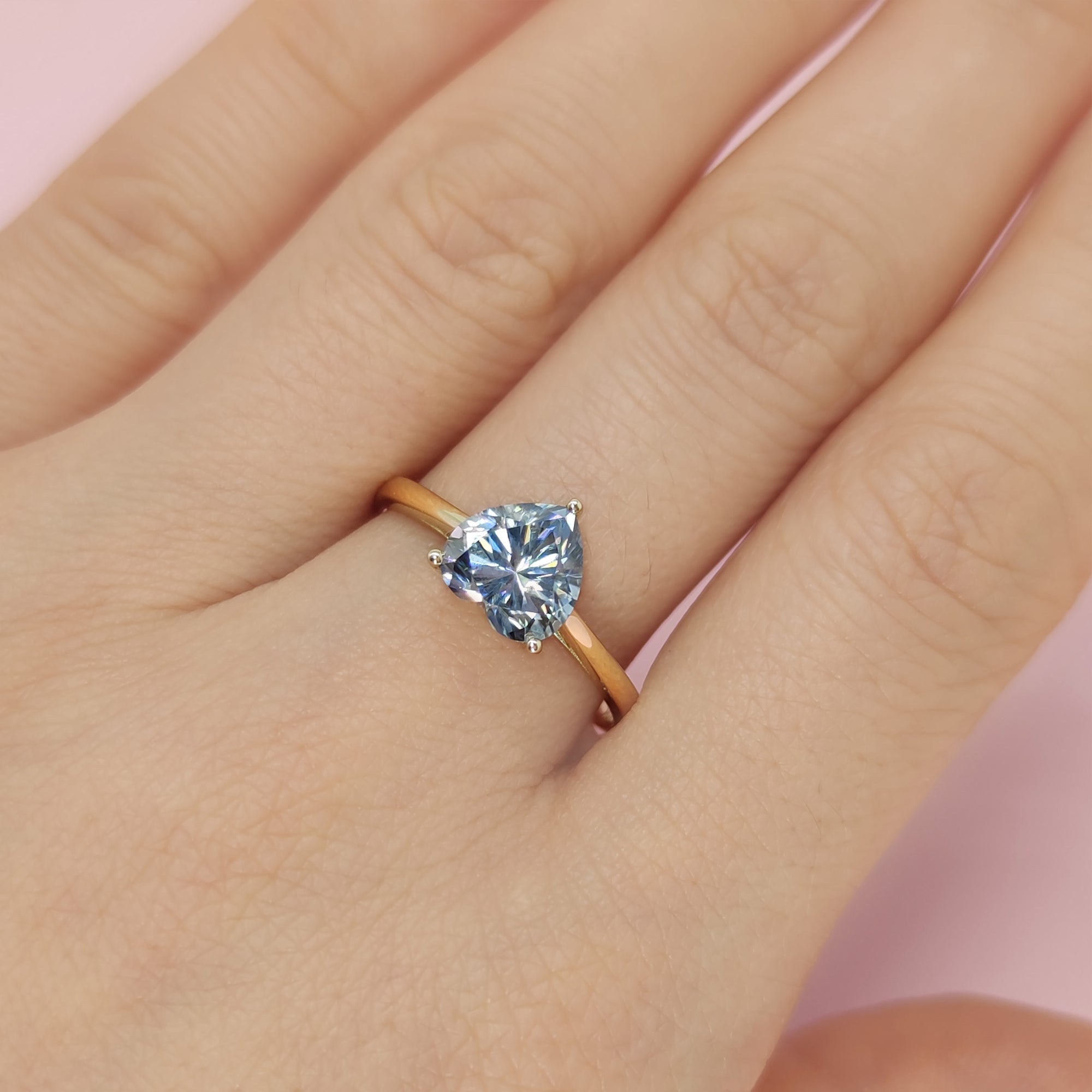 Anillo de cenizas de moissanita con forma de corazón