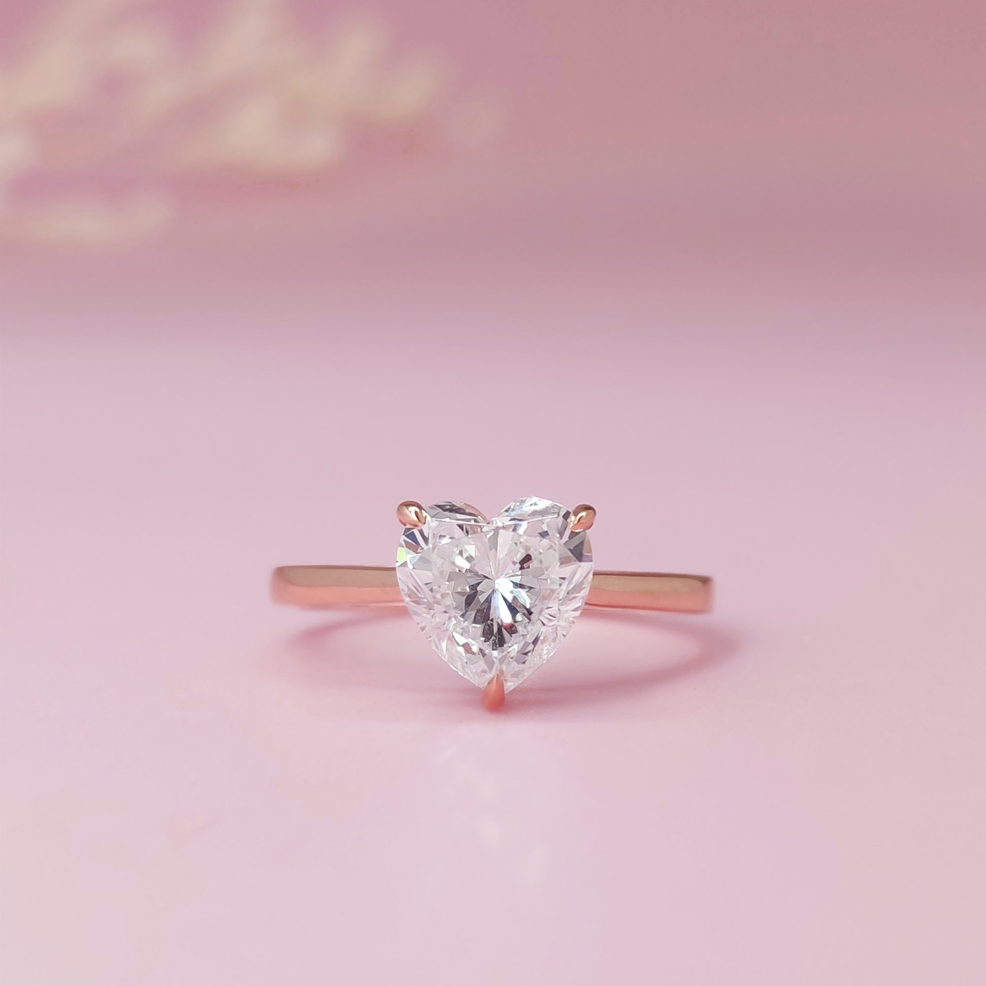 Anillo de cenizas de moissanita con forma de corazón
