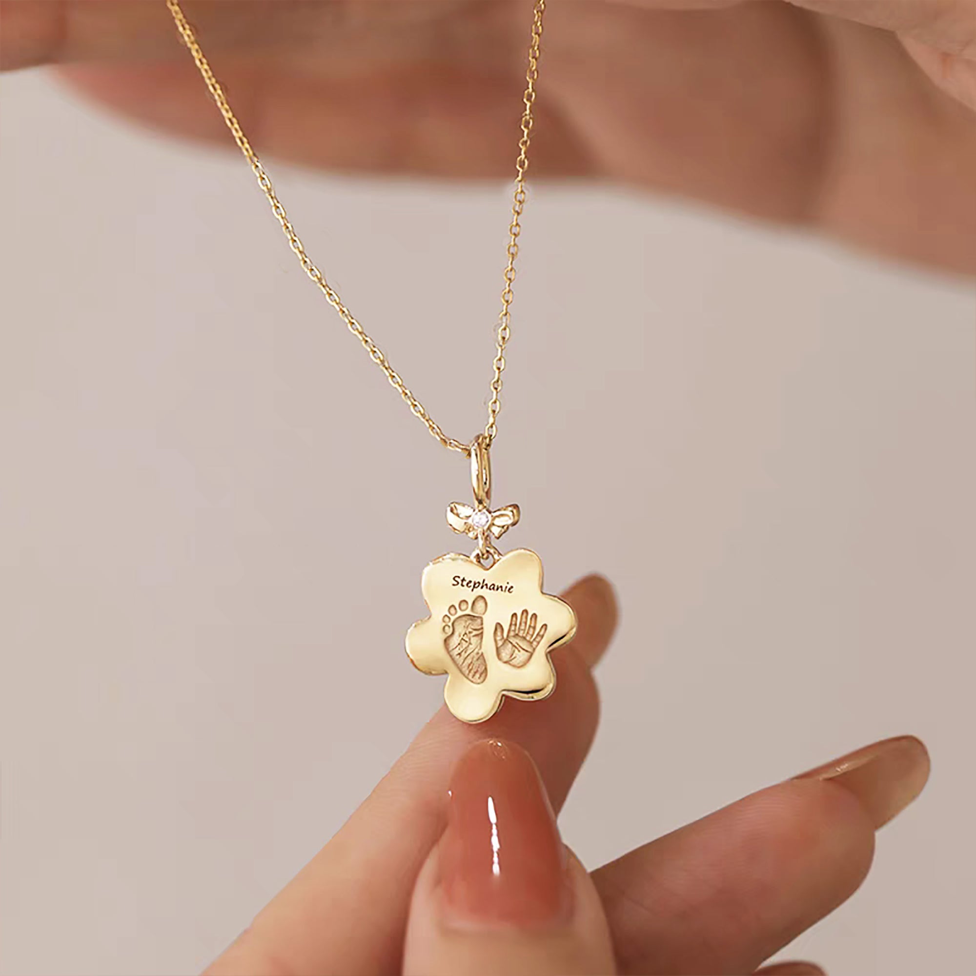 StarlitRomance: Fußabdruck-Halskette aus massivem Gold