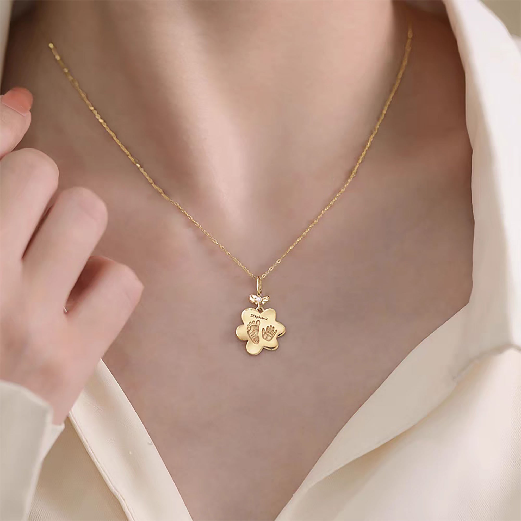 StarlitRomance: Fußabdruck-Halskette aus massivem Gold