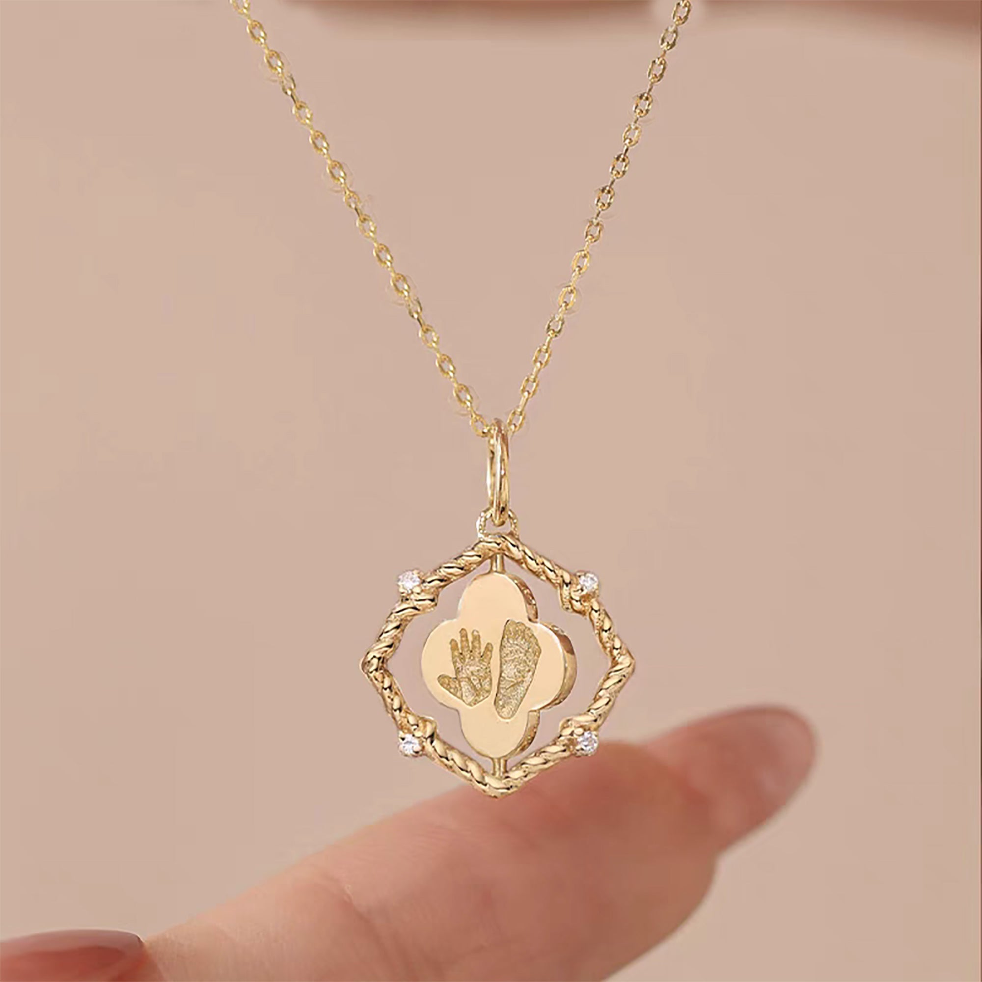 Lucky Lumina: Fußabdruck-Halskette aus massivem Gold