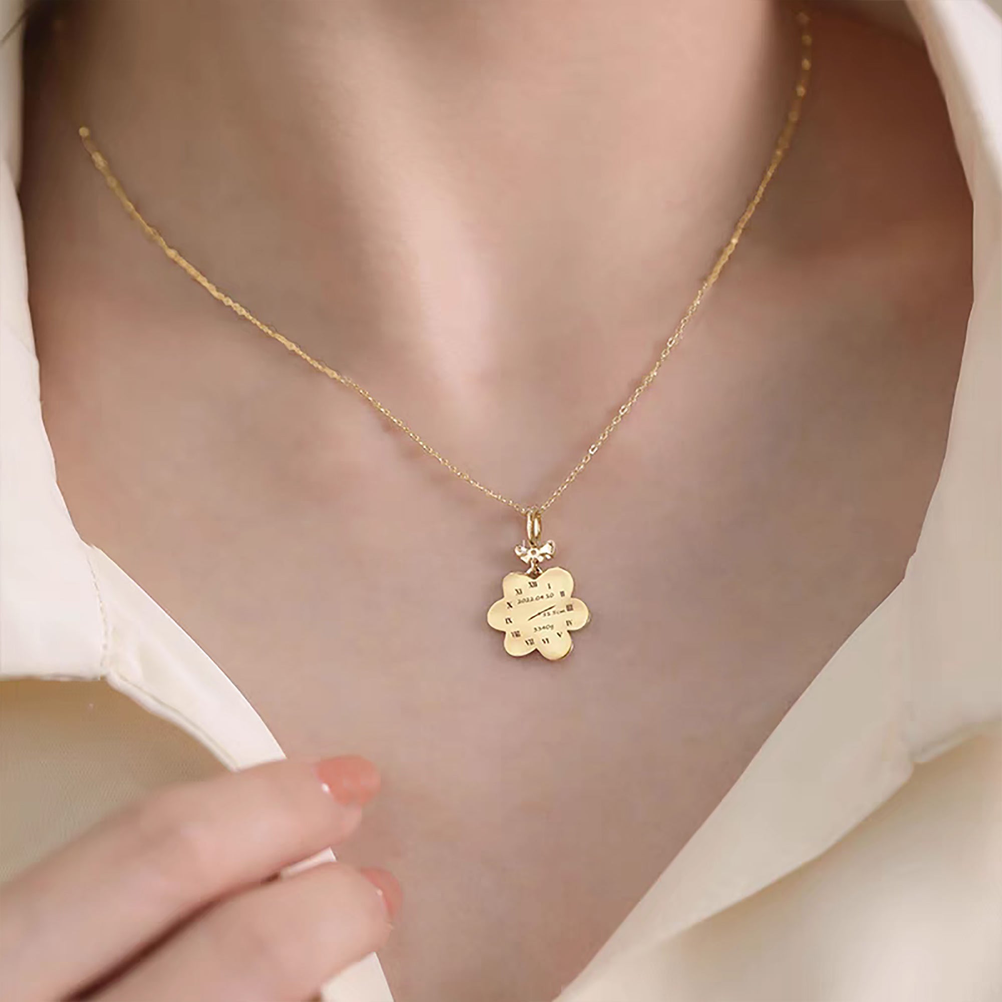 StarlitRomance: Fußabdruck-Halskette aus massivem Gold