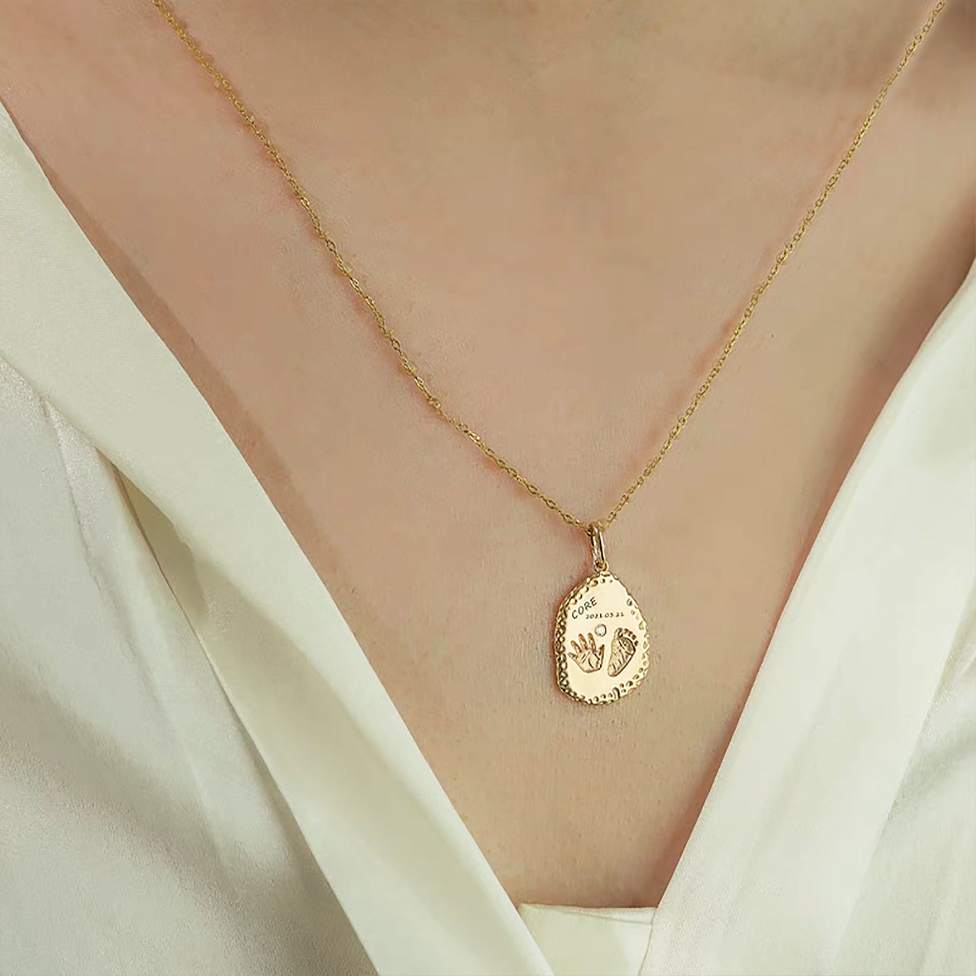 Impresión única: collar con huella de oro macizo