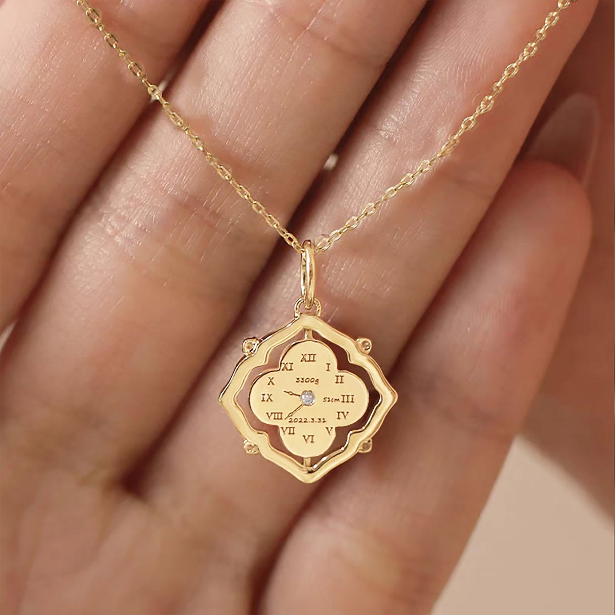 Lucky Lumina: Fußabdruck-Halskette aus massivem Gold