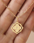 Lucky Lumina: Fußabdruck-Halskette aus massivem Gold