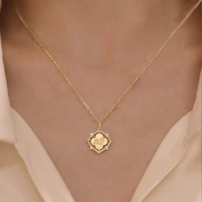 Lucky Lumina: Fußabdruck-Halskette aus massivem Gold