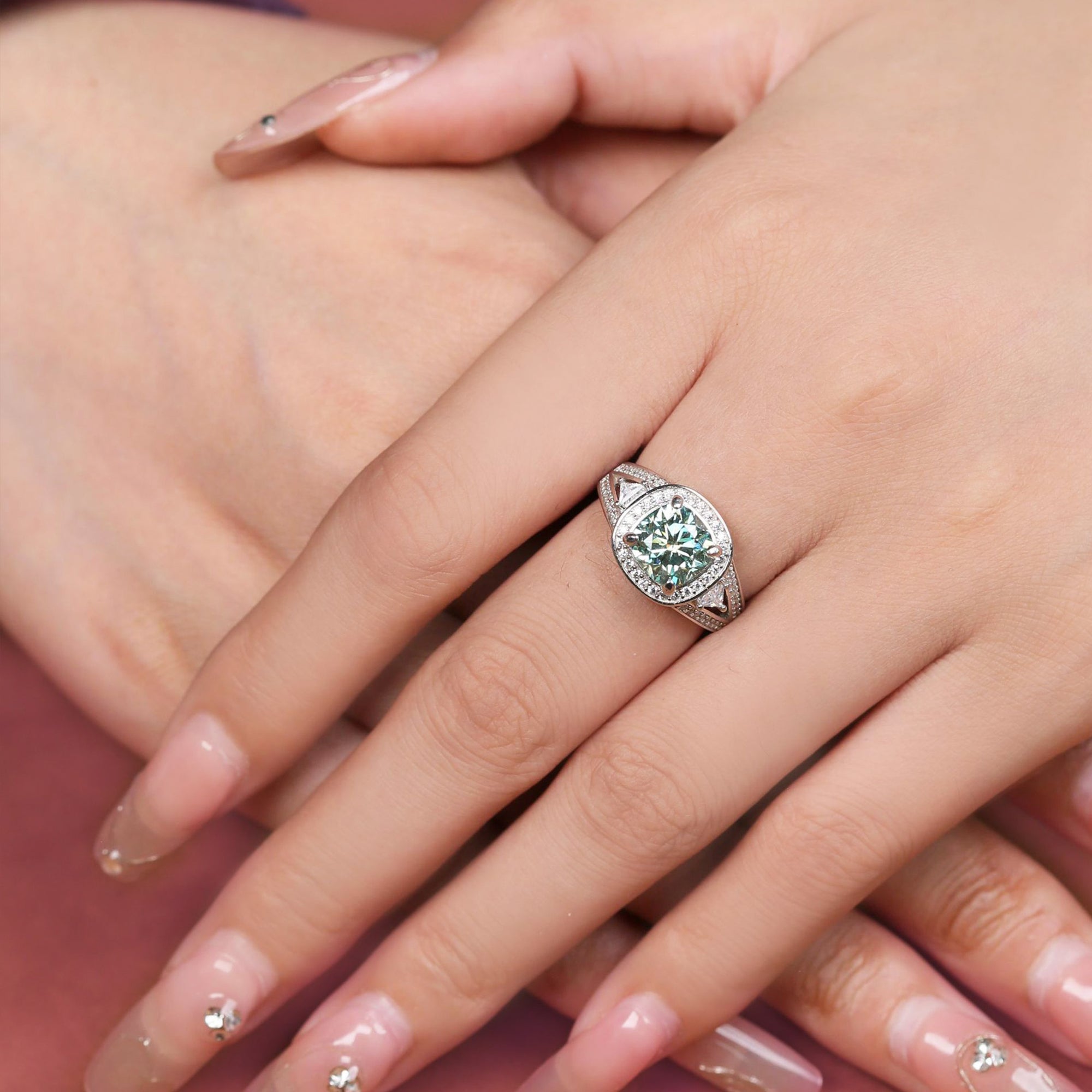 Aurora Mística: Anillo de cenizas de moissanita con corte cojín
