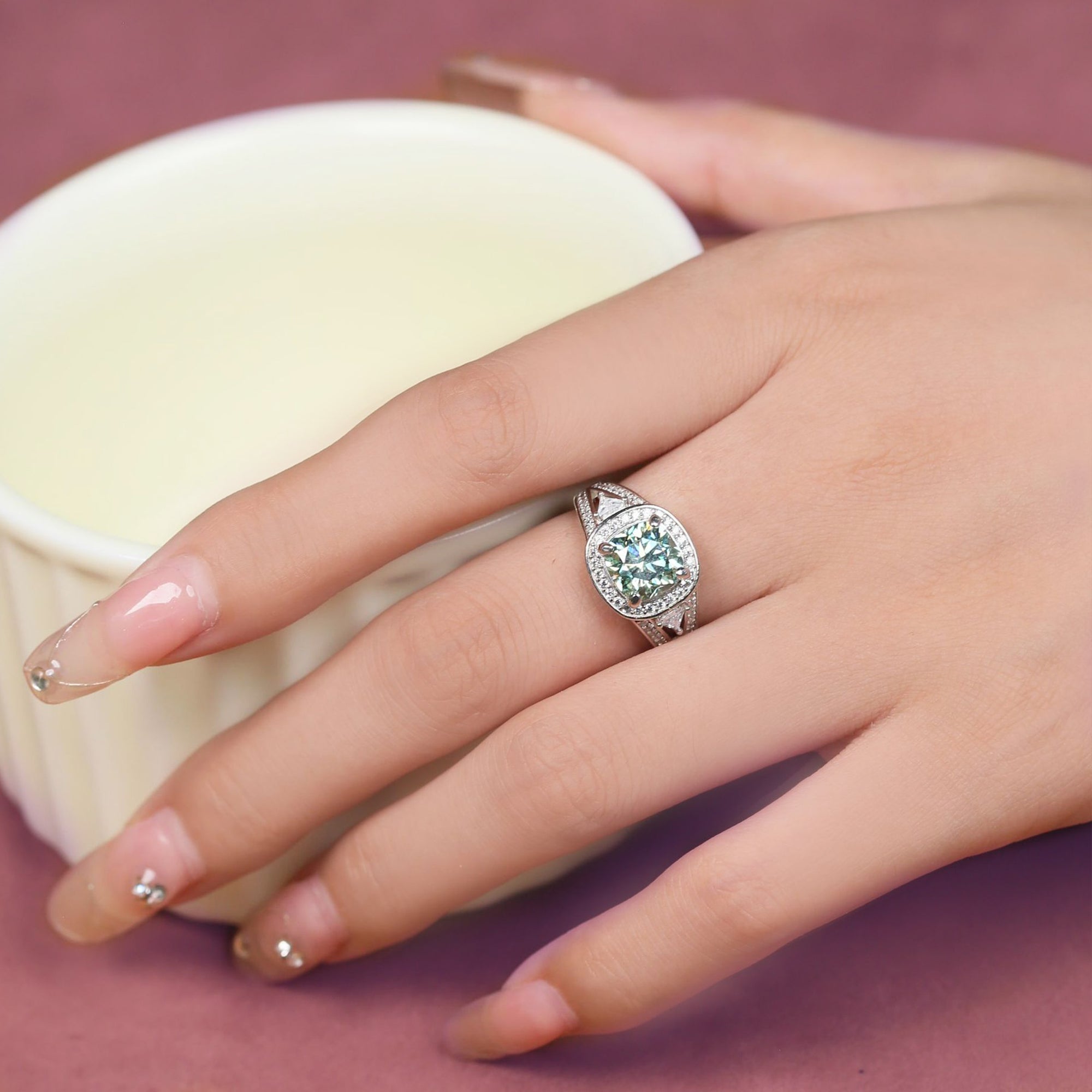 Aurora Mística: Anillo de cenizas de moissanita con corte cojín