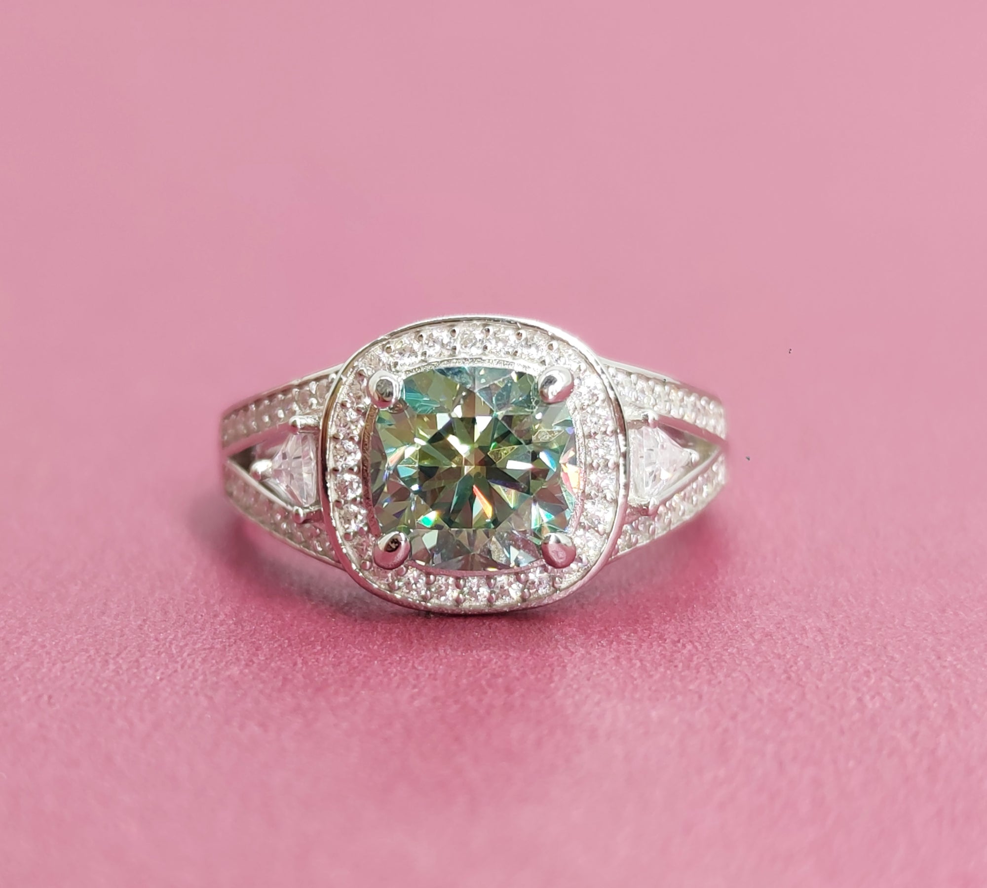 Aurora Mística: Anillo de cenizas de moissanita con corte cojín