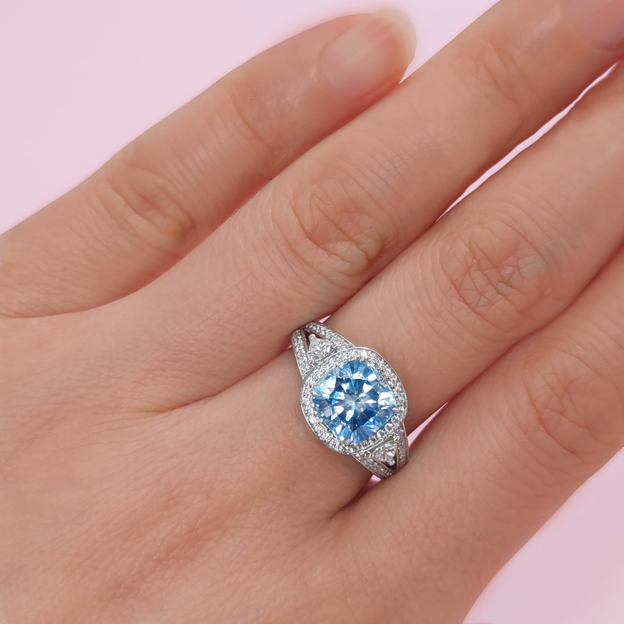 Aurora Mística: Anillo de cenizas de moissanita con corte cojín