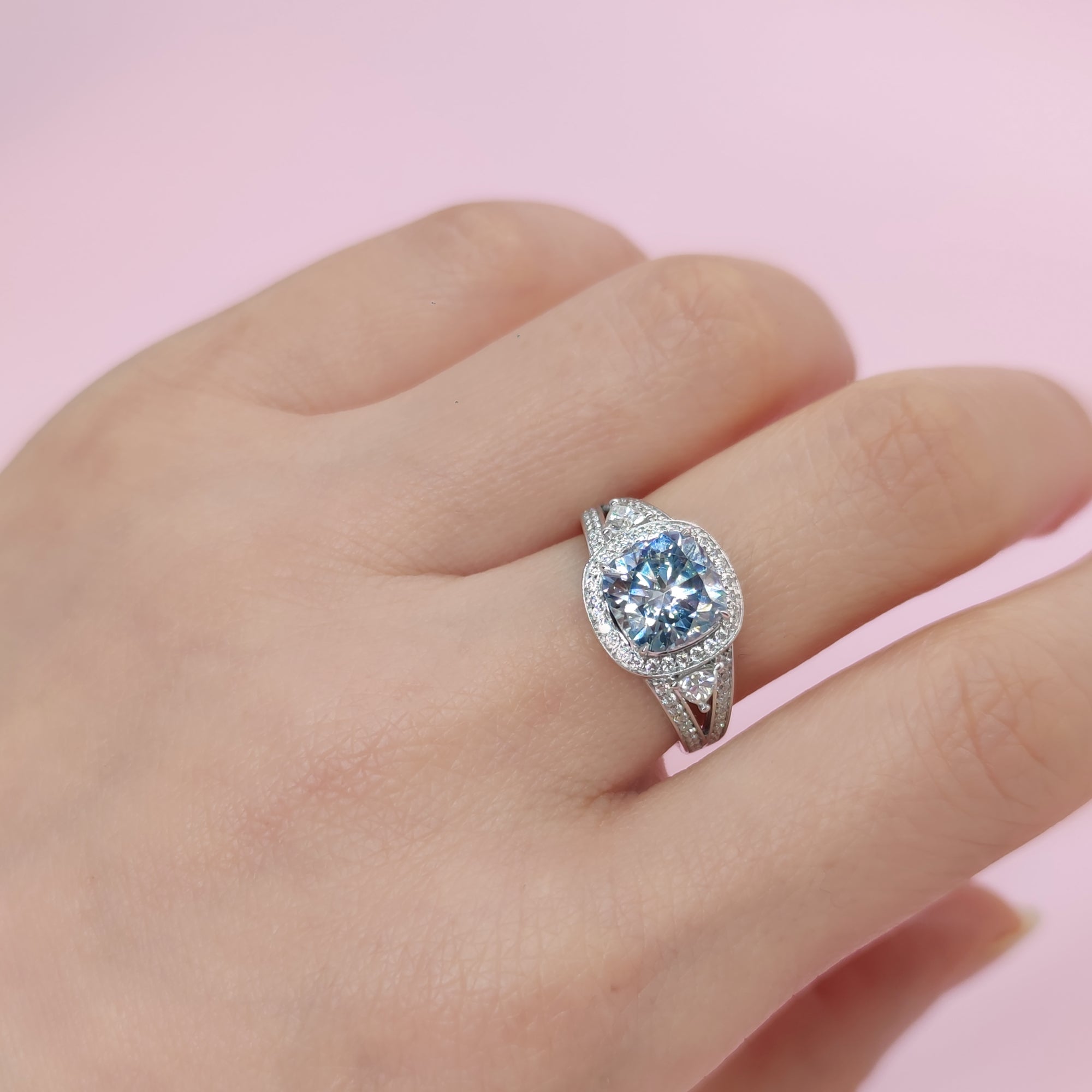 Aurora Mística: Anillo de cenizas de moissanita con corte cojín