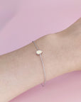 Sanftes Leuchten: Aschearmband aus massivem Gold
