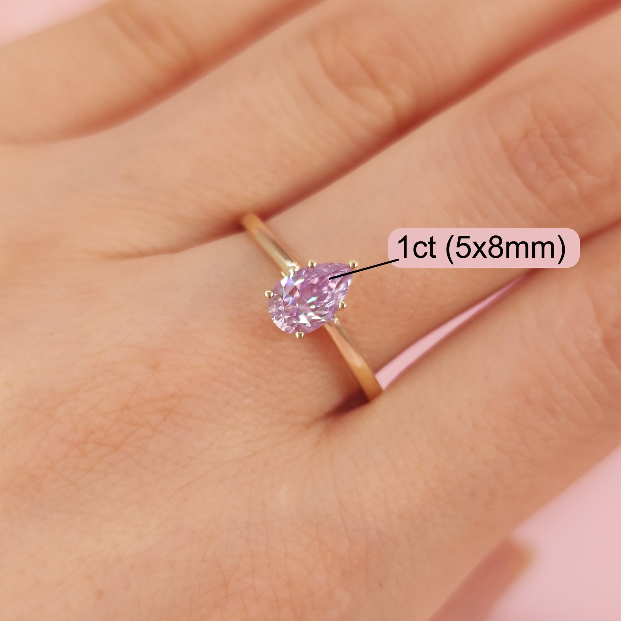 Leuchtende Lilie: Aschering mit Moissanit im Birnenschliff