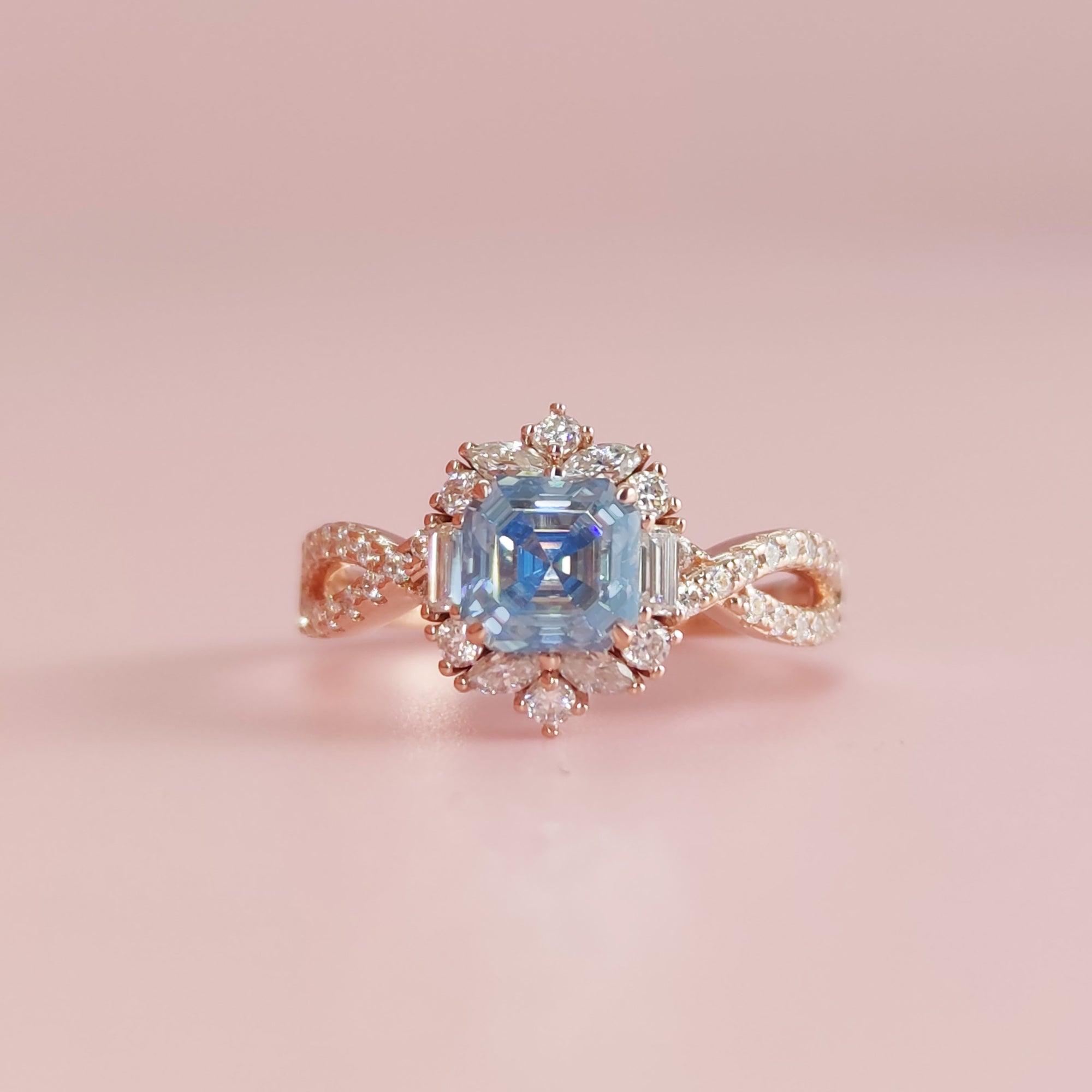 Regal Bloom: Anillo de moissanita con corte Asscher y cenizas