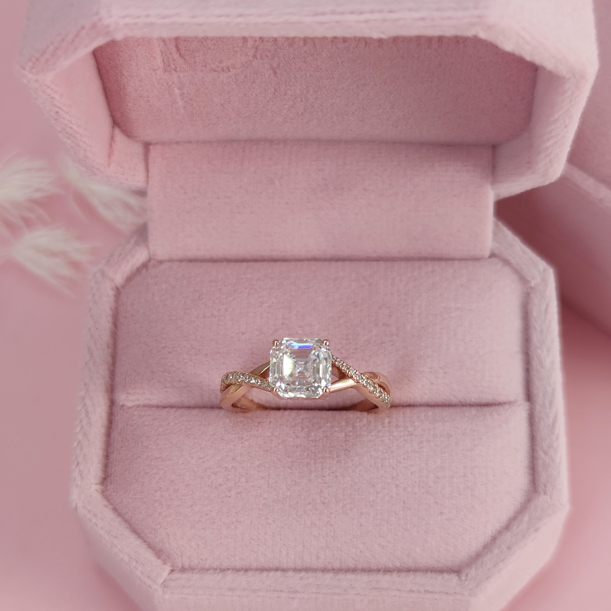 Königliche Blüte: Aschering mit Moissanit im Asscher-Schliff