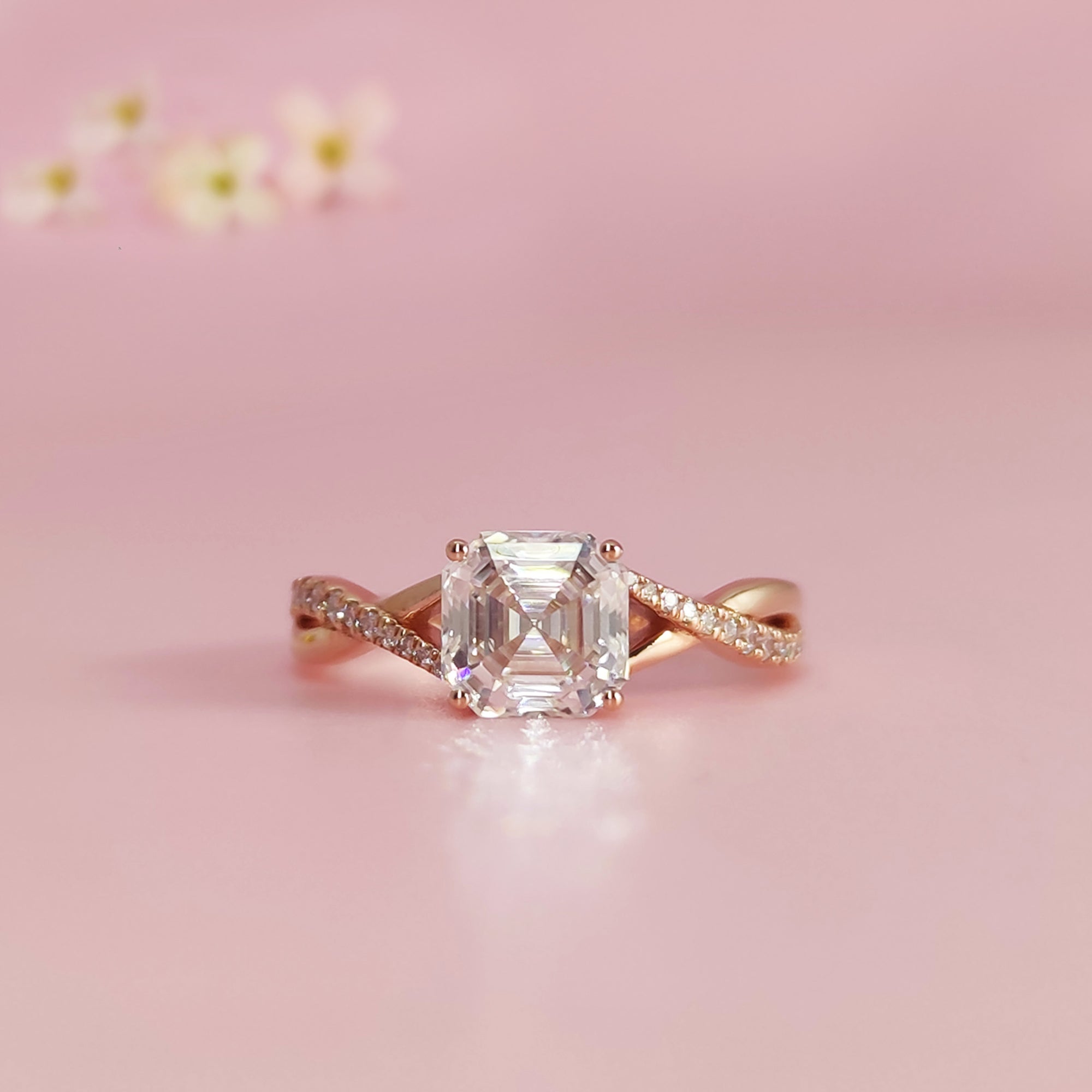 Königliche Blüte: Aschering mit Moissanit im Asscher-Schliff