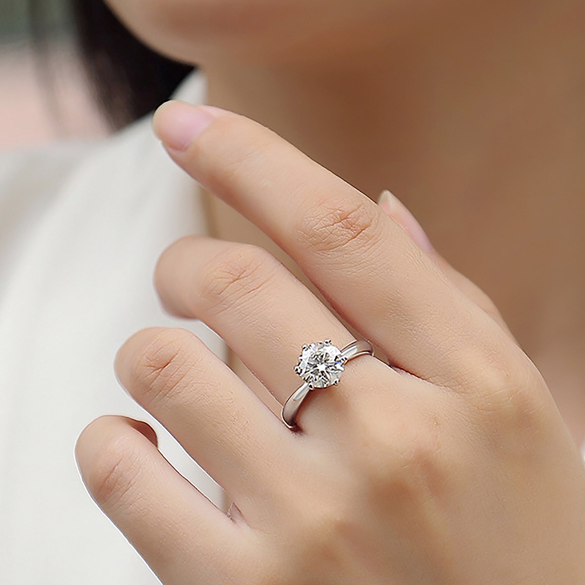 Celestial Spark: Anillo de cenizas de moissanita de corte redondo