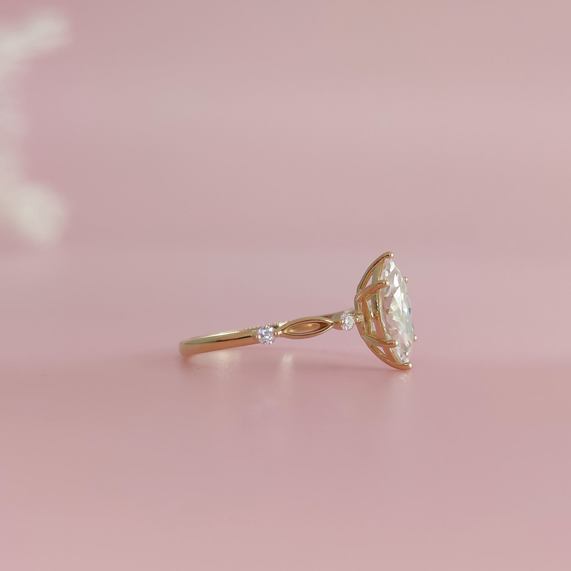 Olive Bloom: Aschering mit Moissanit im Marquise-Schliff