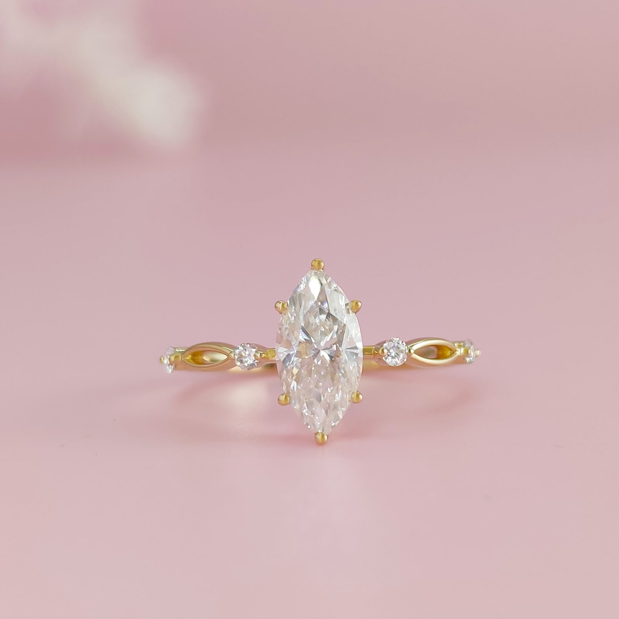 Olive Bloom: Aschering mit Moissanit im Marquise-Schliff