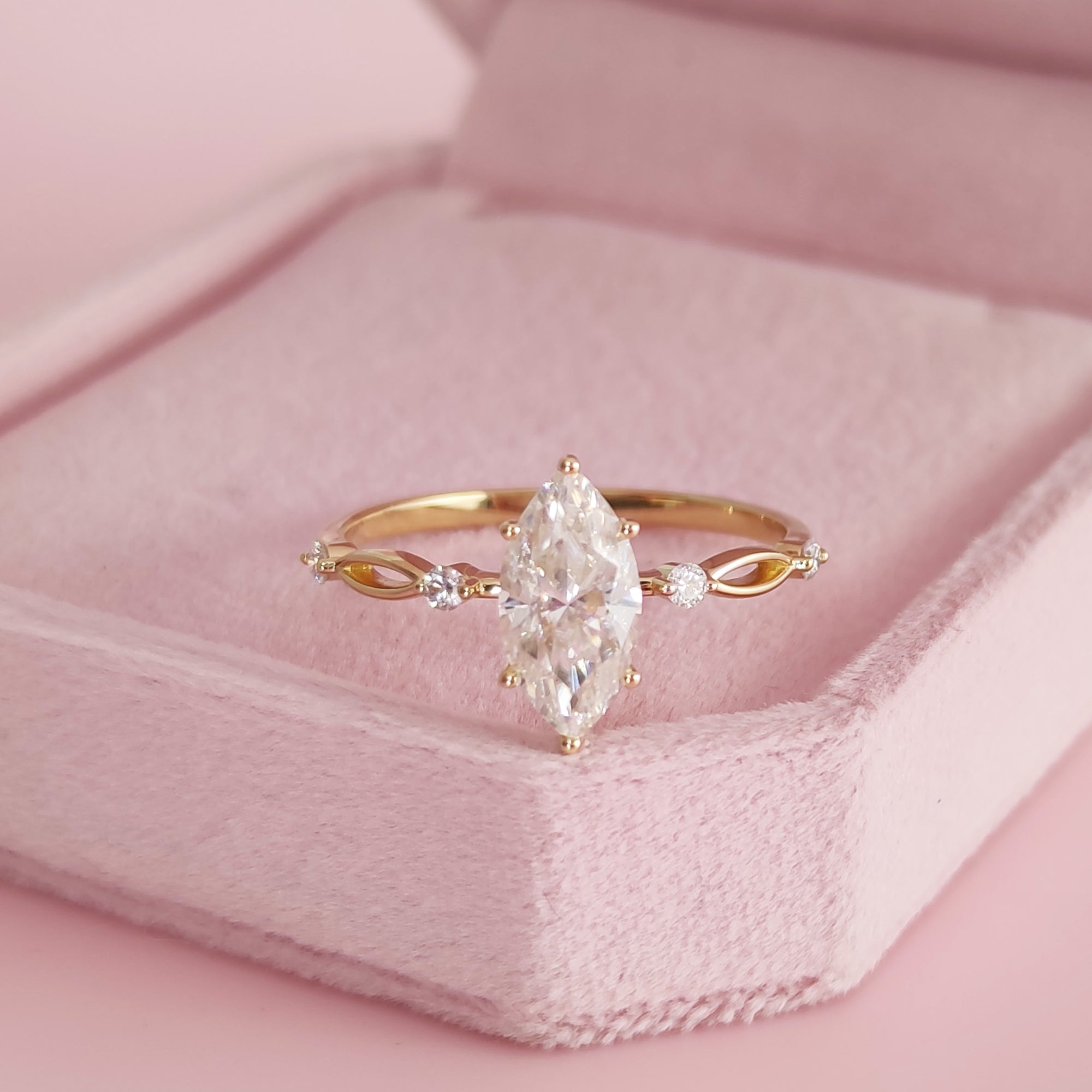Olive Bloom: Aschering mit Moissanit im Marquise-Schliff