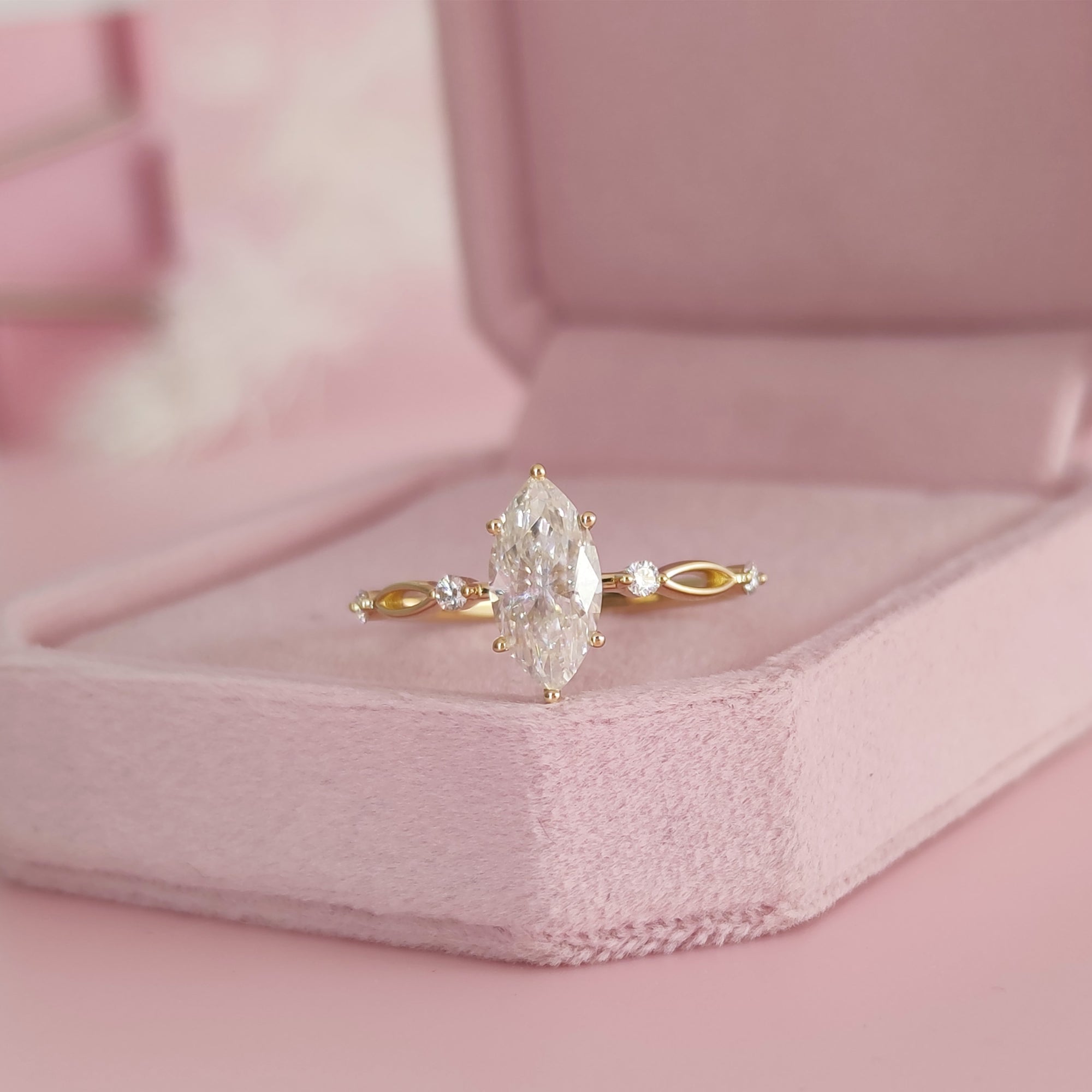 Olive Bloom: Aschering mit Moissanit im Marquise-Schliff