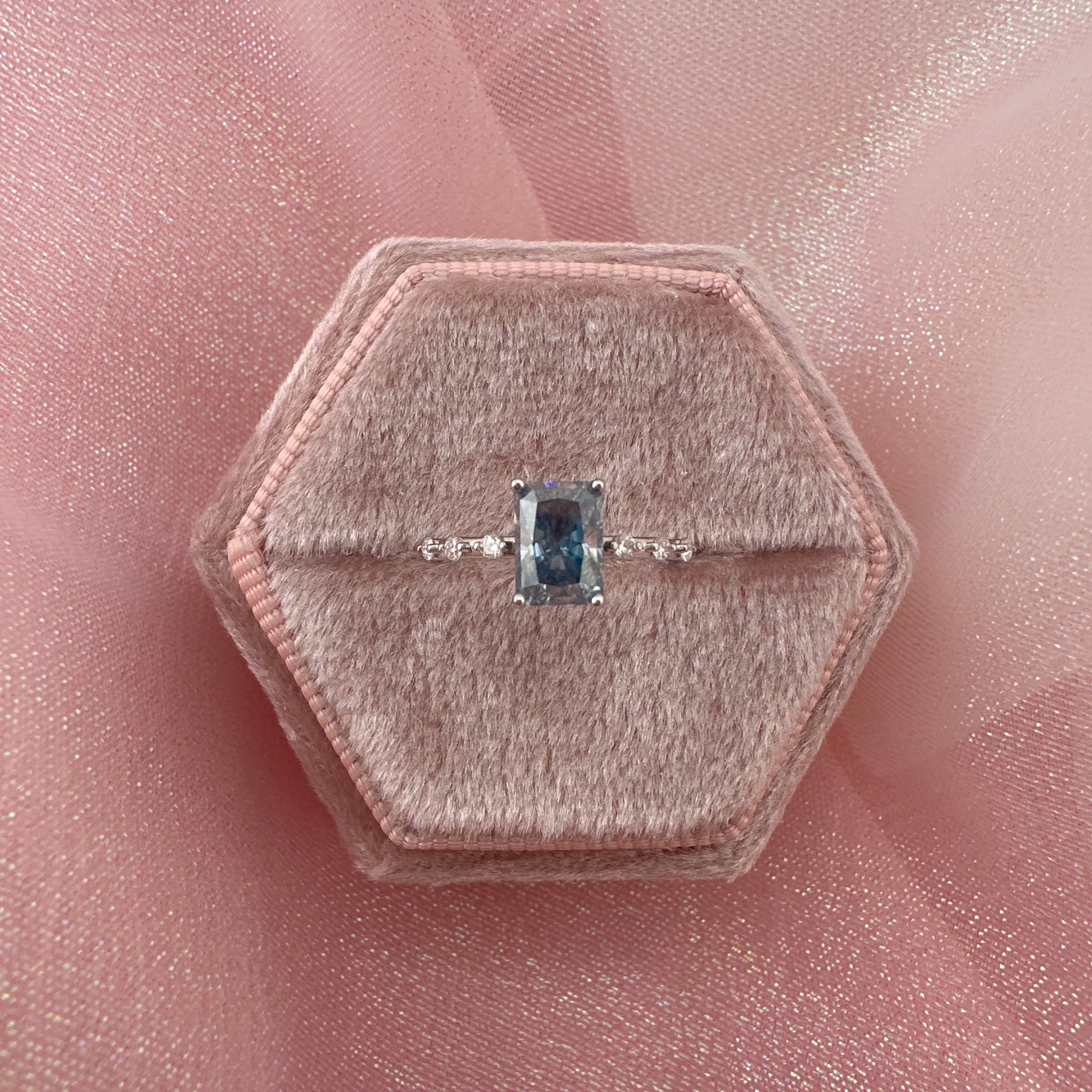Caramelo Brillante: Anillo de Cenizas de Moissanita de Corte Radiante