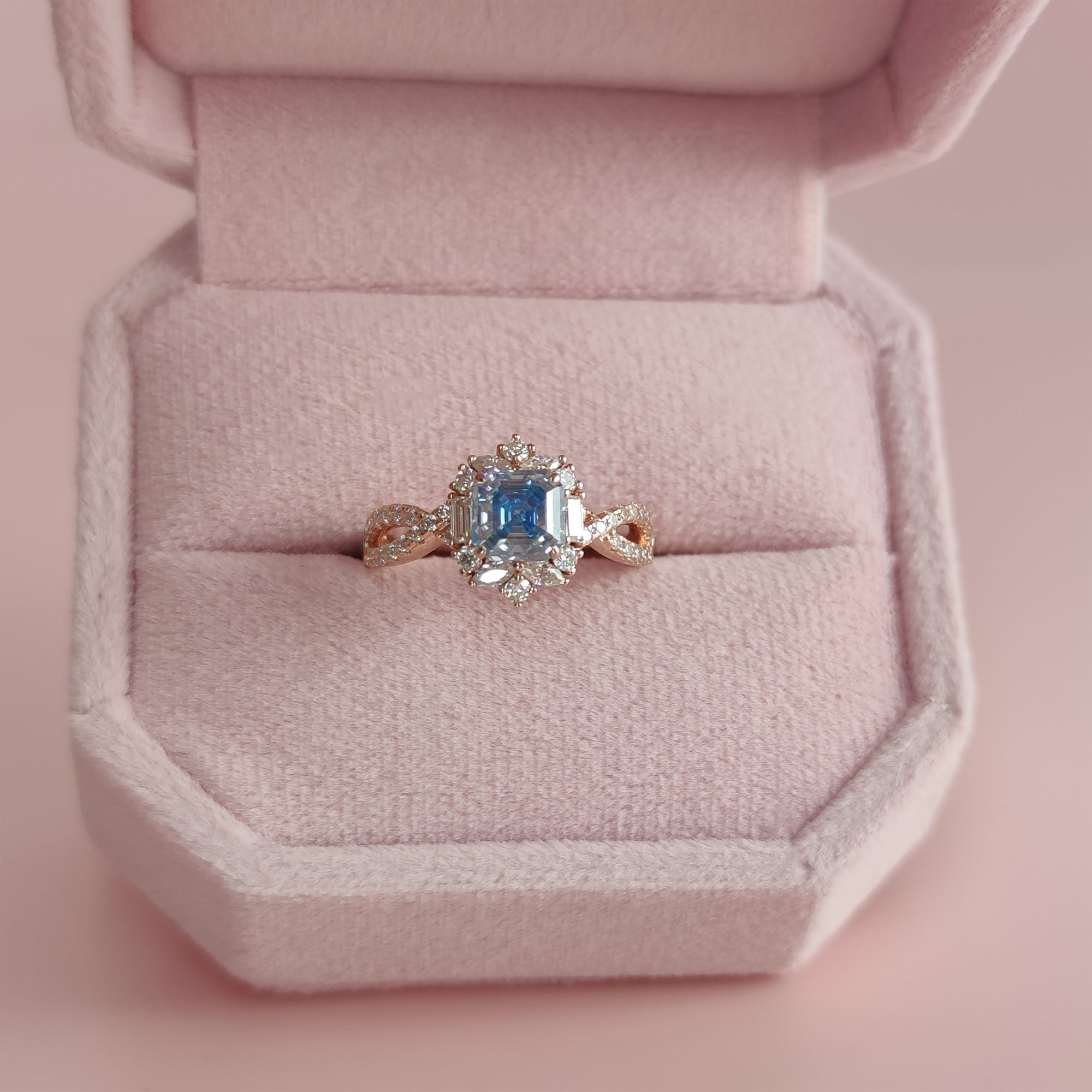 Regal Bloom: Anillo de moissanita con corte Asscher y cenizas