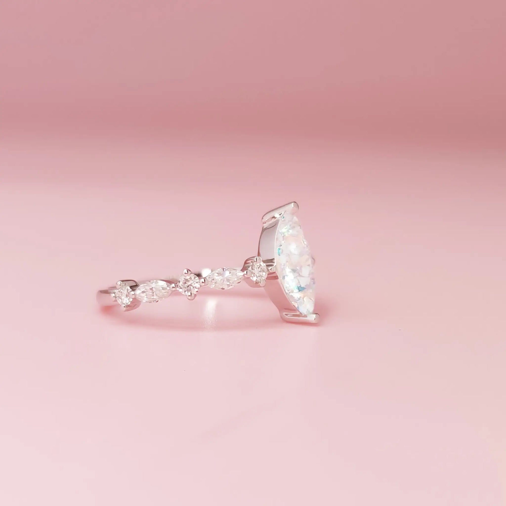 Love&#39;s Embrace: Custom Ashes Ring for Lasting Memories