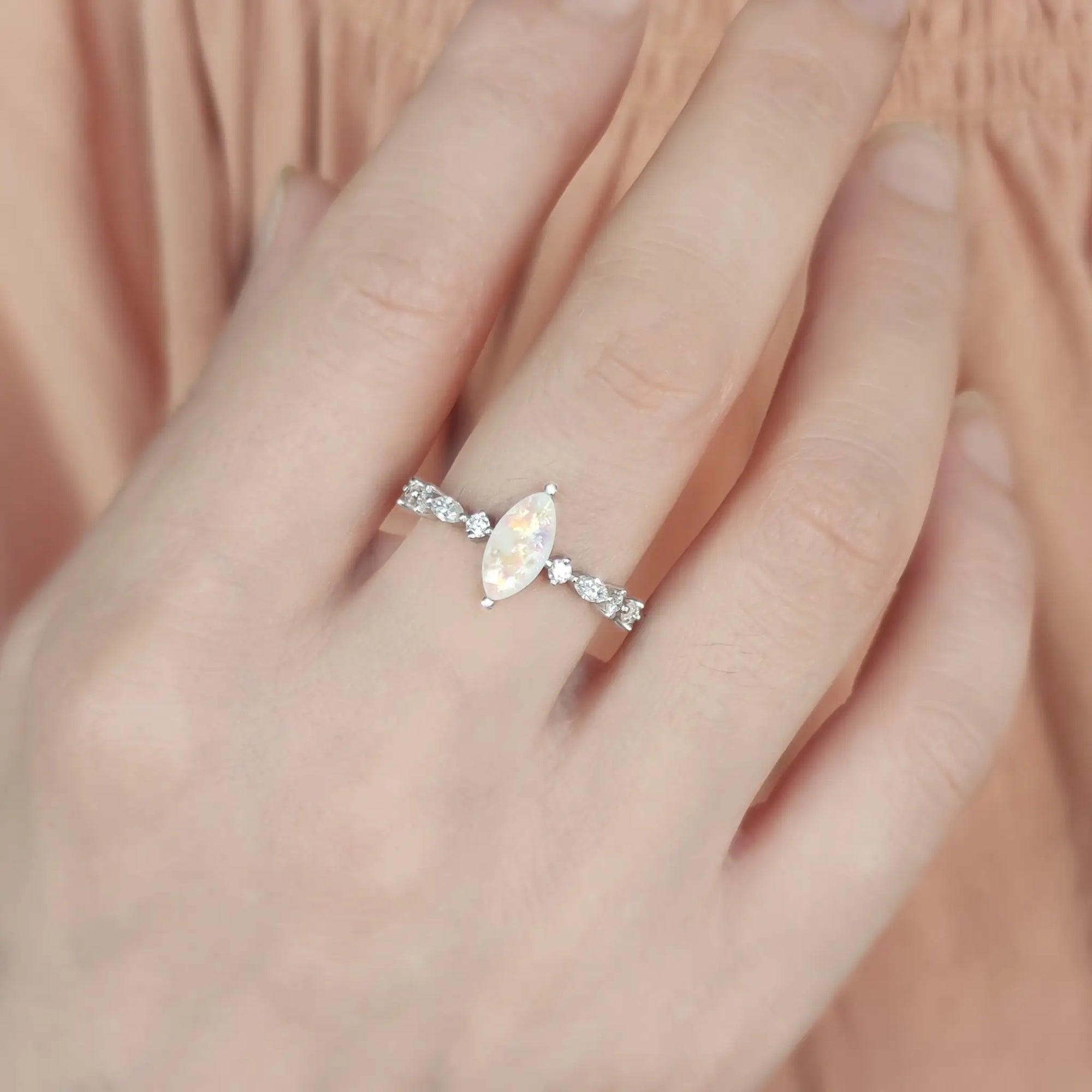 Love&#39;s Embrace: Custom Ashes Ring for Lasting Memories