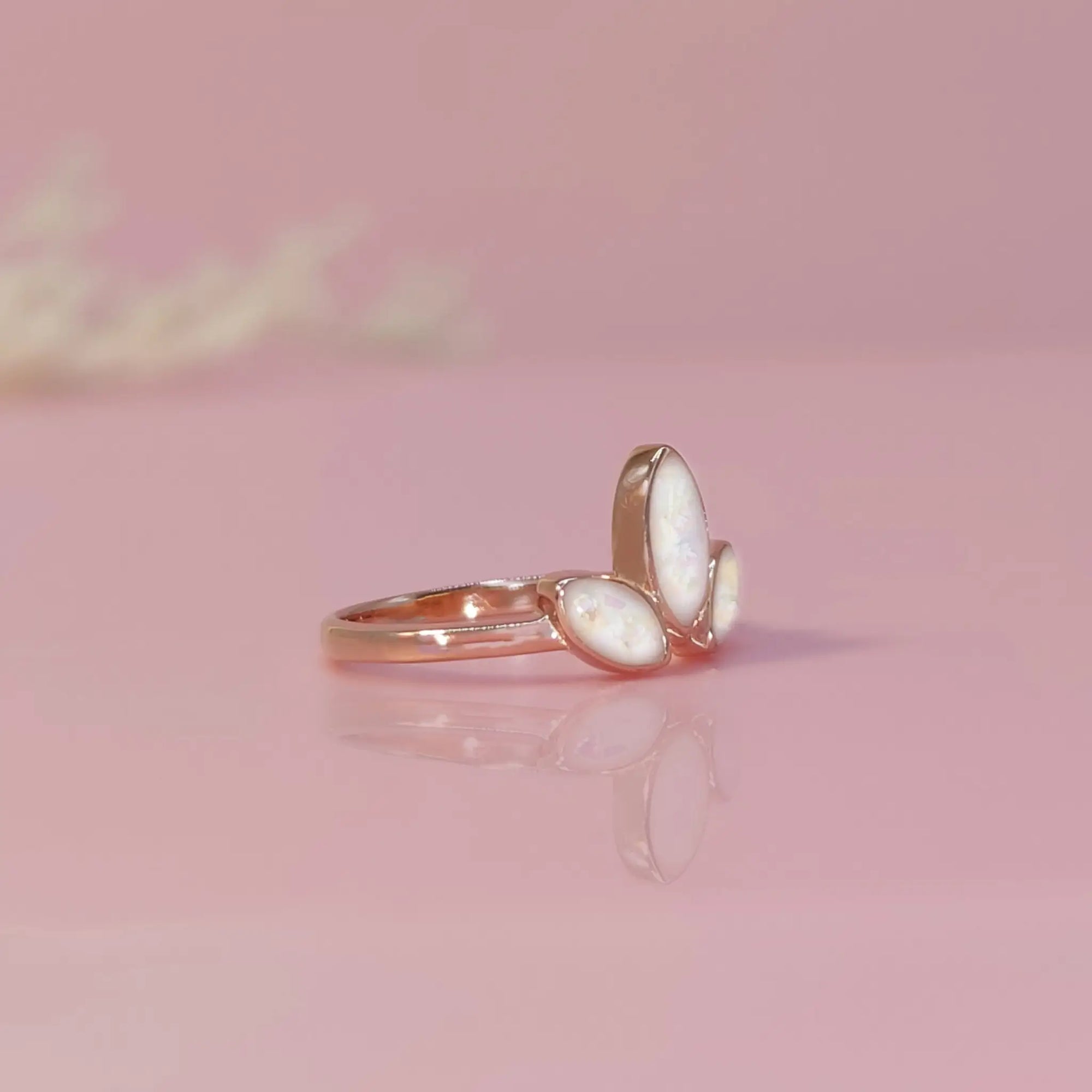 Cloverleaf Ashes Ring - Memorial Jewelry for Loved Ones