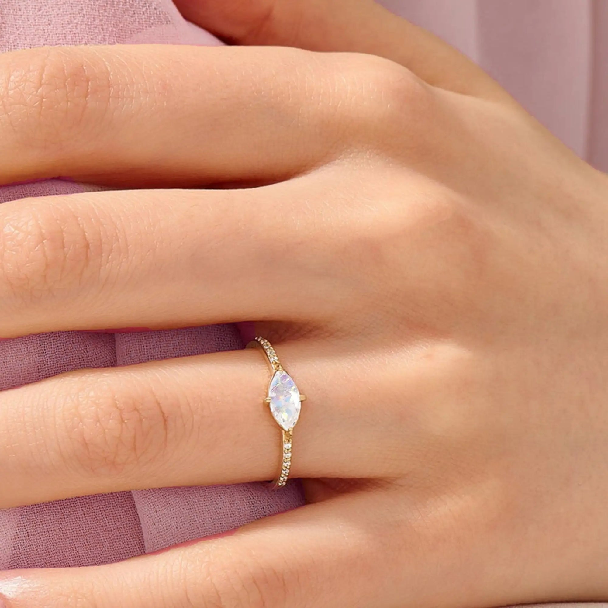 Love&#39;s Glow: Custom Ashes Ring for Lasting Memories