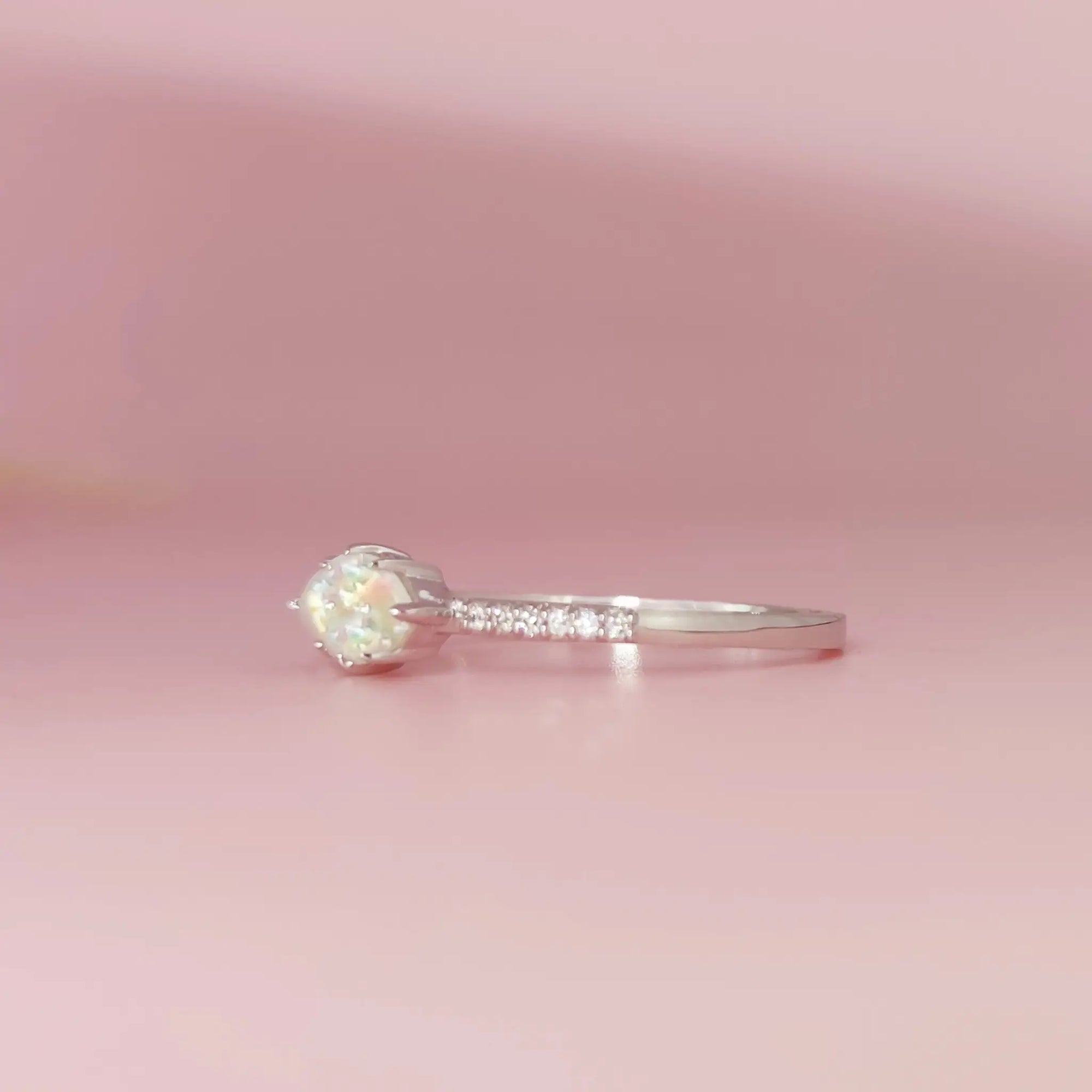 Love&#39;s Glow: Custom Ashes Ring for Lasting Memories