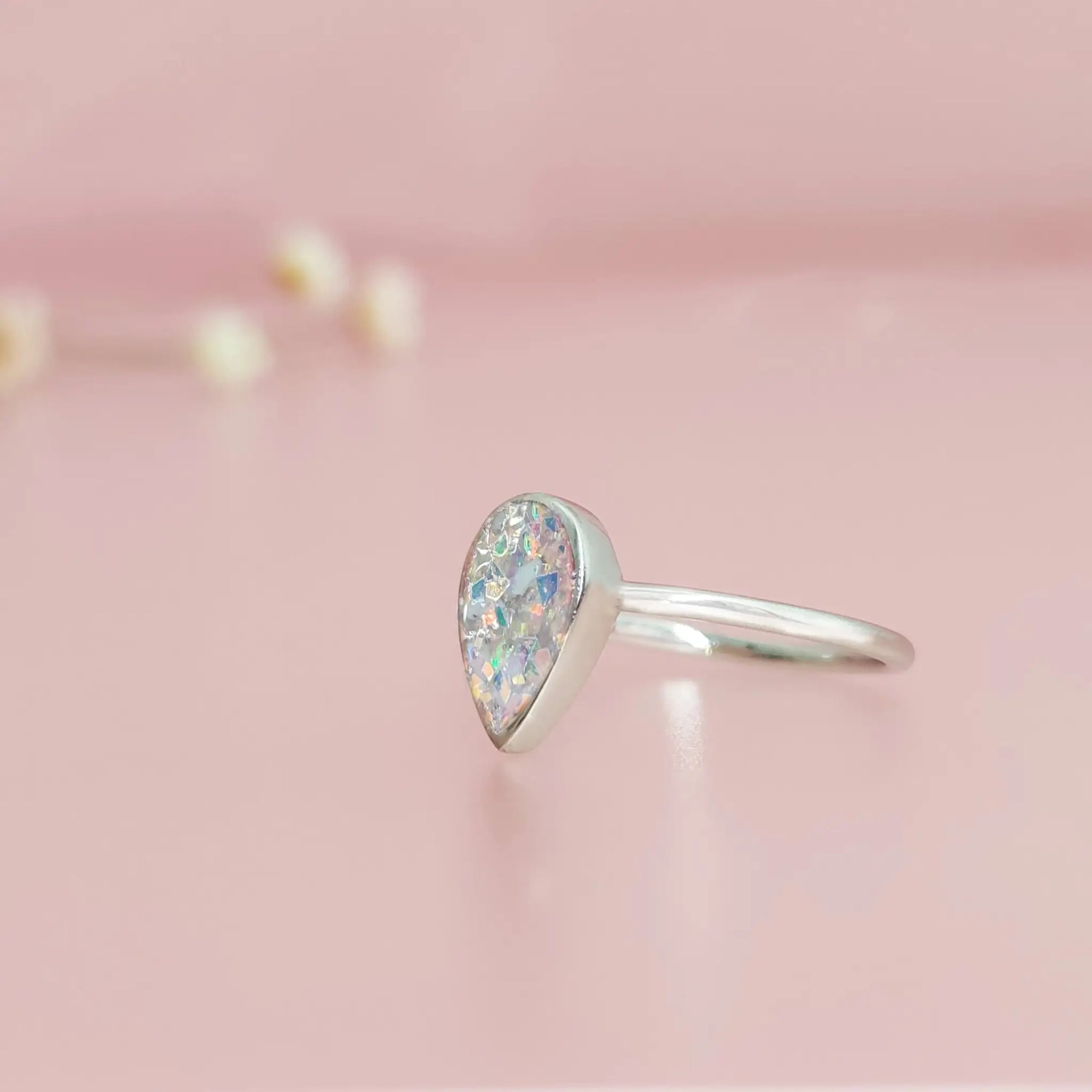 Teardrop Ashes Ring: A Touch of Remembrance