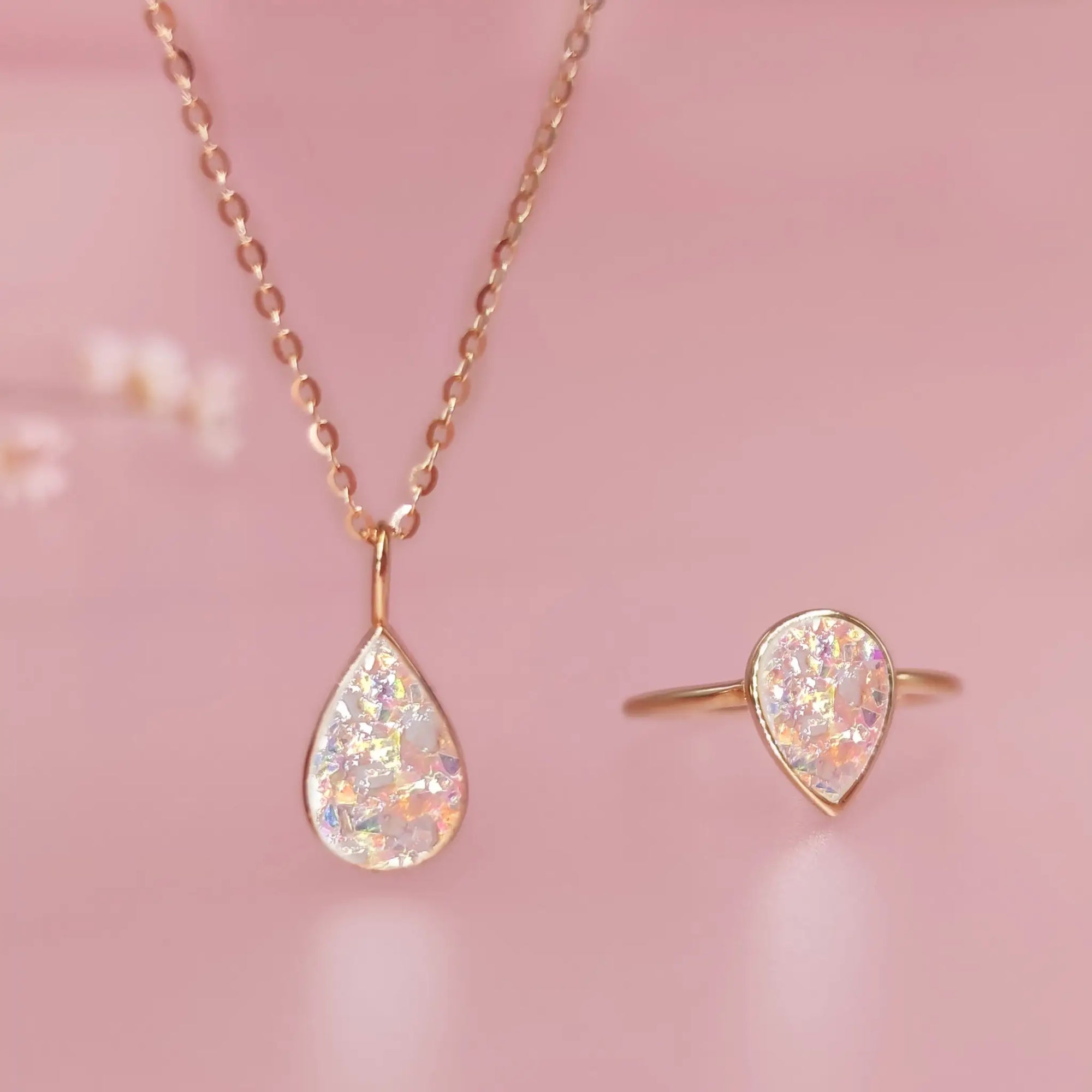 Teardrop Ashes Ring: A Touch of Remembrance